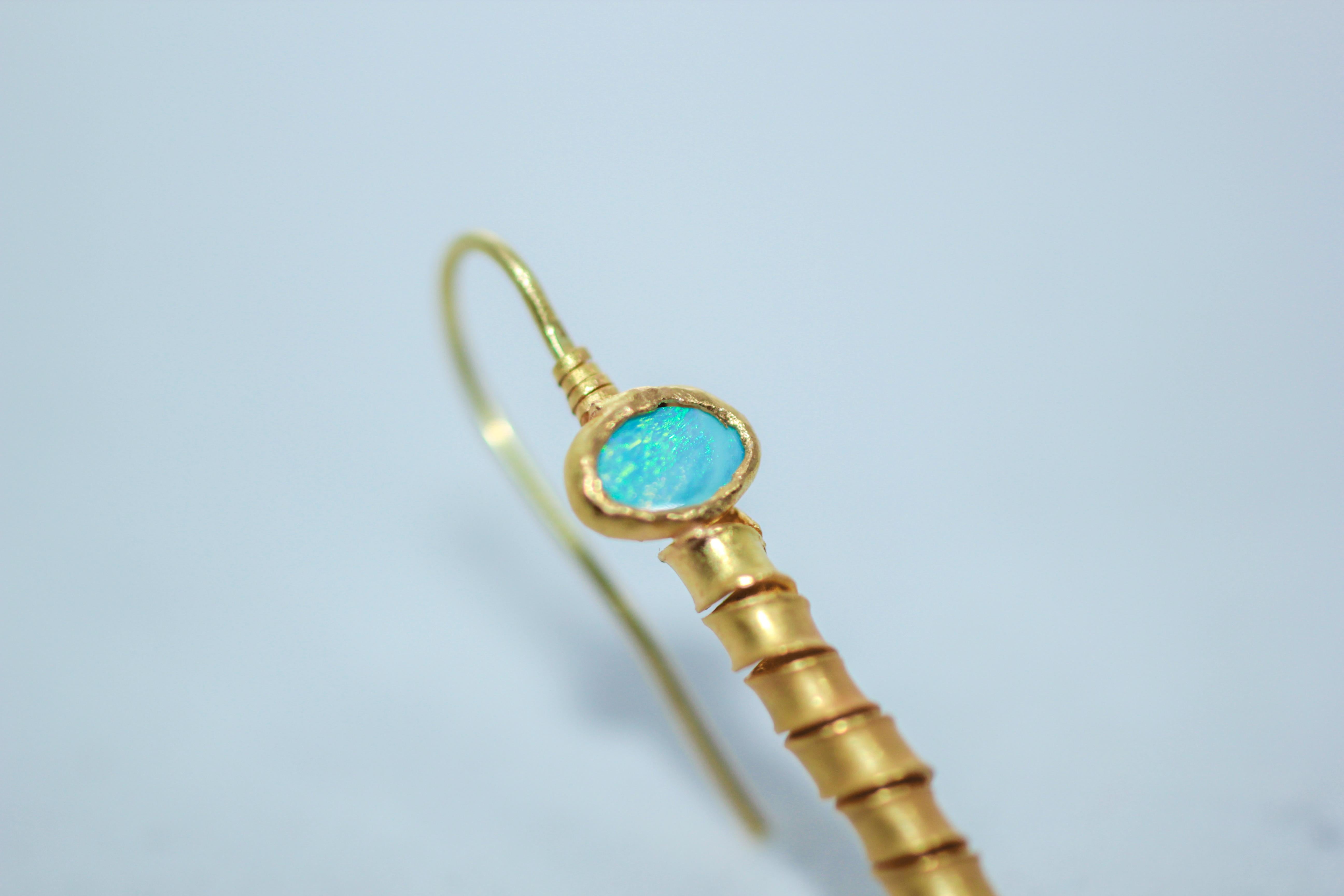 Boucles d'oreilles pendantes en or 22-21 carats Opales Diamants Grenats Neuf - En vente à New York, NY