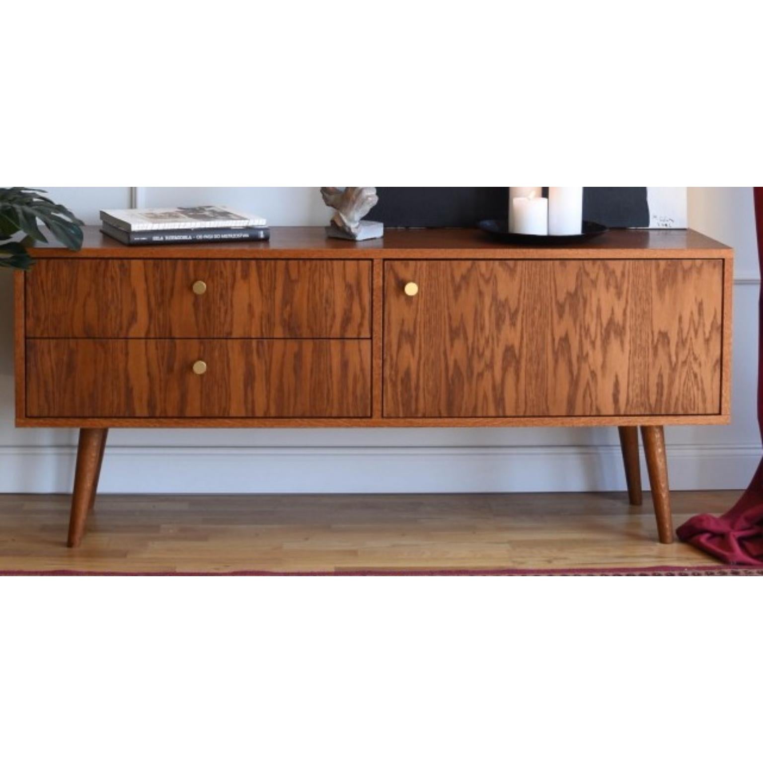 Armadio medio Opan di Pastform
Dimensioni: D 35 x L 120 x H 65 cm.
Materiali: Legno colorato e verniciato.

Disponibile in diverse finiture di colore del legno: Whisky, Rum, BPA, Nobel, Brandy, Marrone scuro, Nevada, Cognac e Natura. Disponibile in