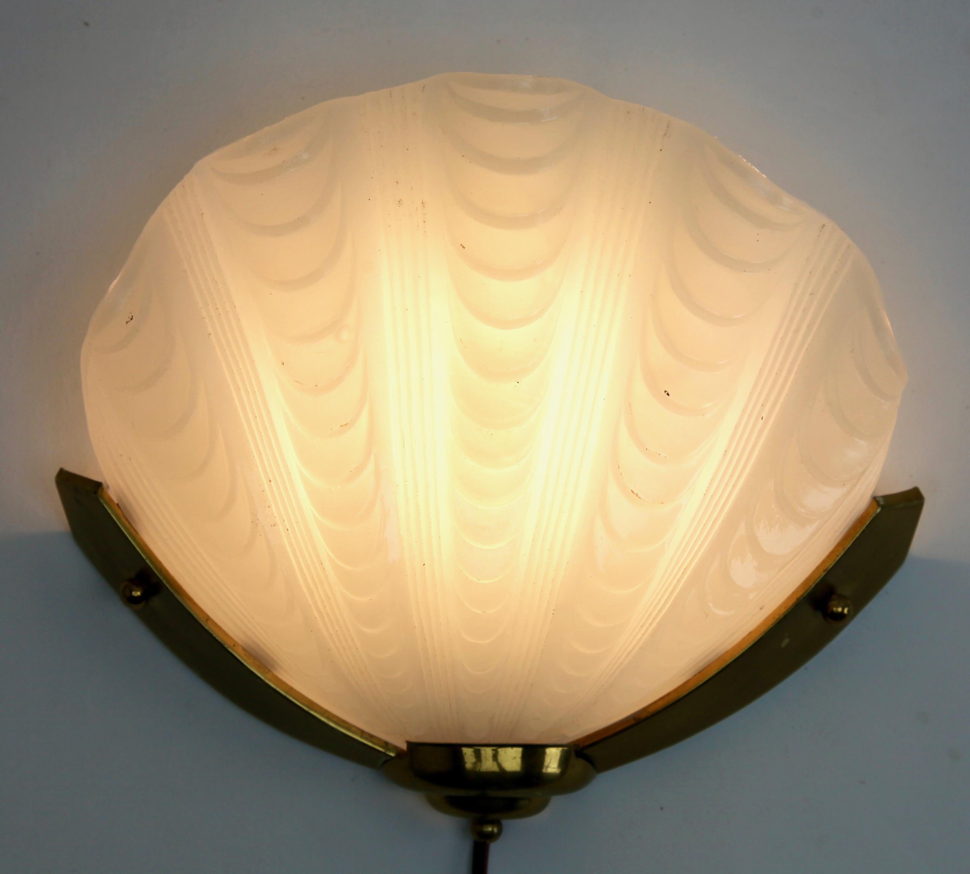 Opaque Art Deco Clamshell Wall Lamp with Brass Fittings In Good Condition In Verviers, BE