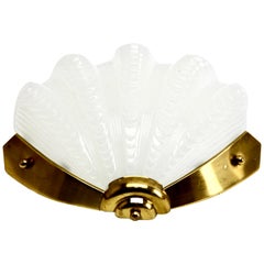 Opake Art Deco Clamshell Wandlampe mit Messingbeschlägen