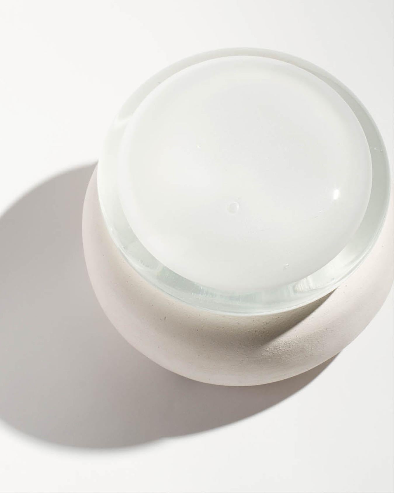 BESCHREIBUNG
DEW ist eine Lampe, die in der Technik des mundgeblasenen Glases mit absichtlicher natürlicher Verformung hergestellt wird.
Eine massive Glasschicht überträgt das Licht des weißen Herzens. Jeder Lampenschirm ist handgefertigt und hat