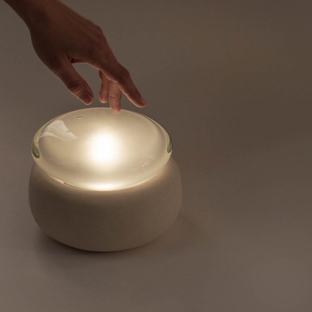 Tischlampe aus opakem Glas: Zeitgenössische dänische Beleuchtung für stilvolle A Spaces (Minimalistisch) im Angebot