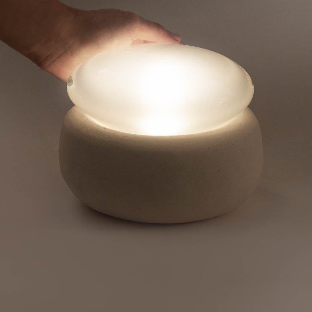 Tischlampe aus opakem Glas: Zeitgenössische dänische Beleuchtung für stilvolle A Spaces (Handgefertigt) im Angebot