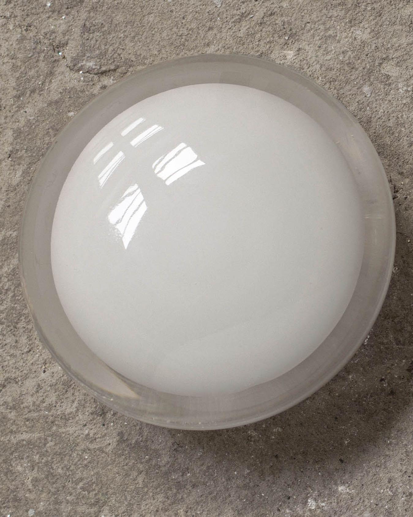 Tischlampe aus opakem Glas: Zeitgenössische dänische Beleuchtung für stilvolle A Spaces (21. Jahrhundert und zeitgenössisch) im Angebot