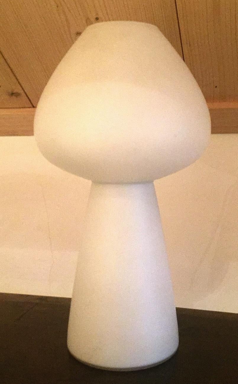 Opake Tischleuchte im Stil von Lisa Johansson-Pape. Wahrscheinlich skandinavisch und aus den 1970er Jahren. Das Lampenkabel ist originalgetreu an der Oberseite der Lampe befestigt und in einwandfreiem Zustand.