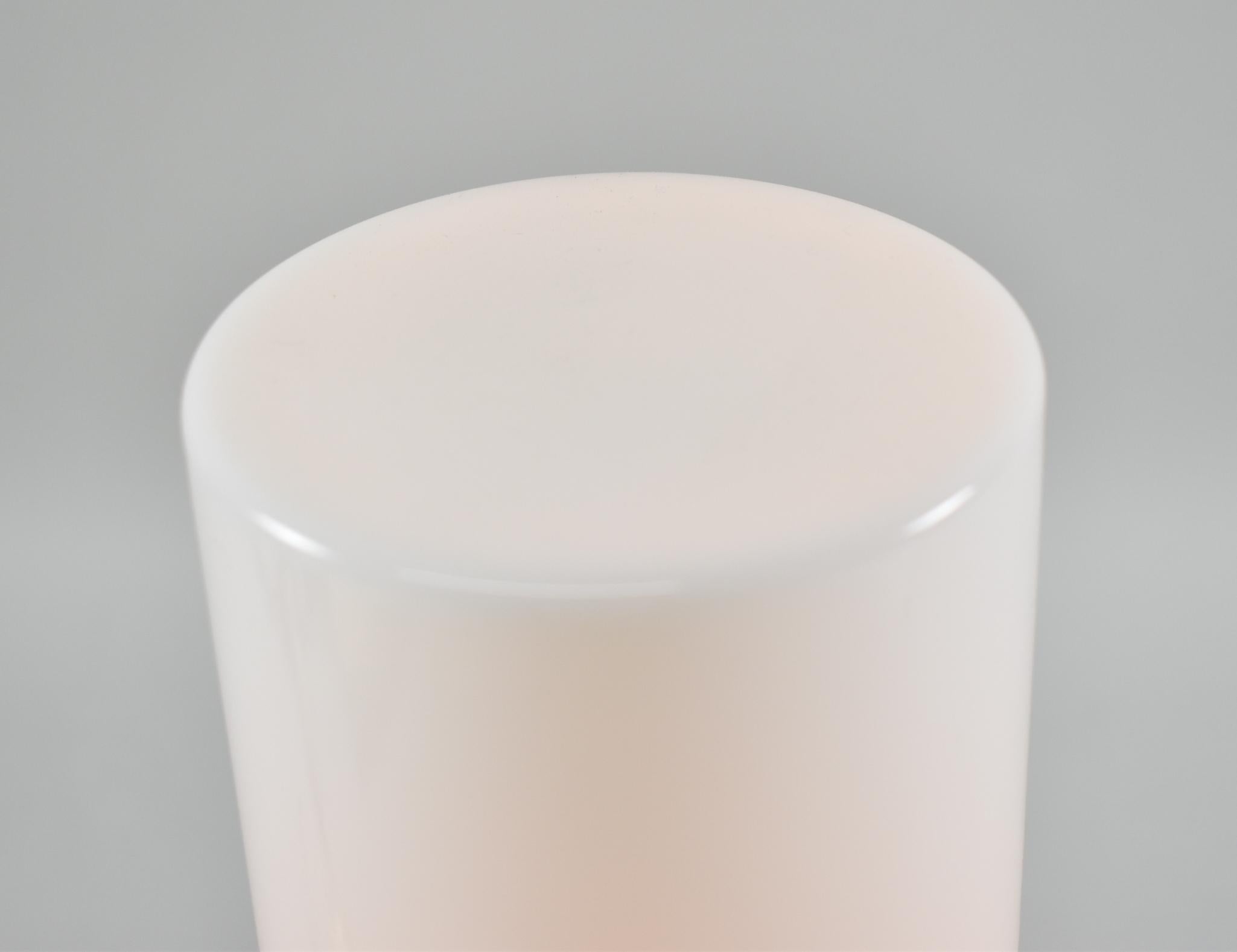 Tischlampe mit Zylinderschirm aus weißem Vintage-Glas, Stilnoro zugeschrieben, undurchsichtig (Moderne) im Angebot