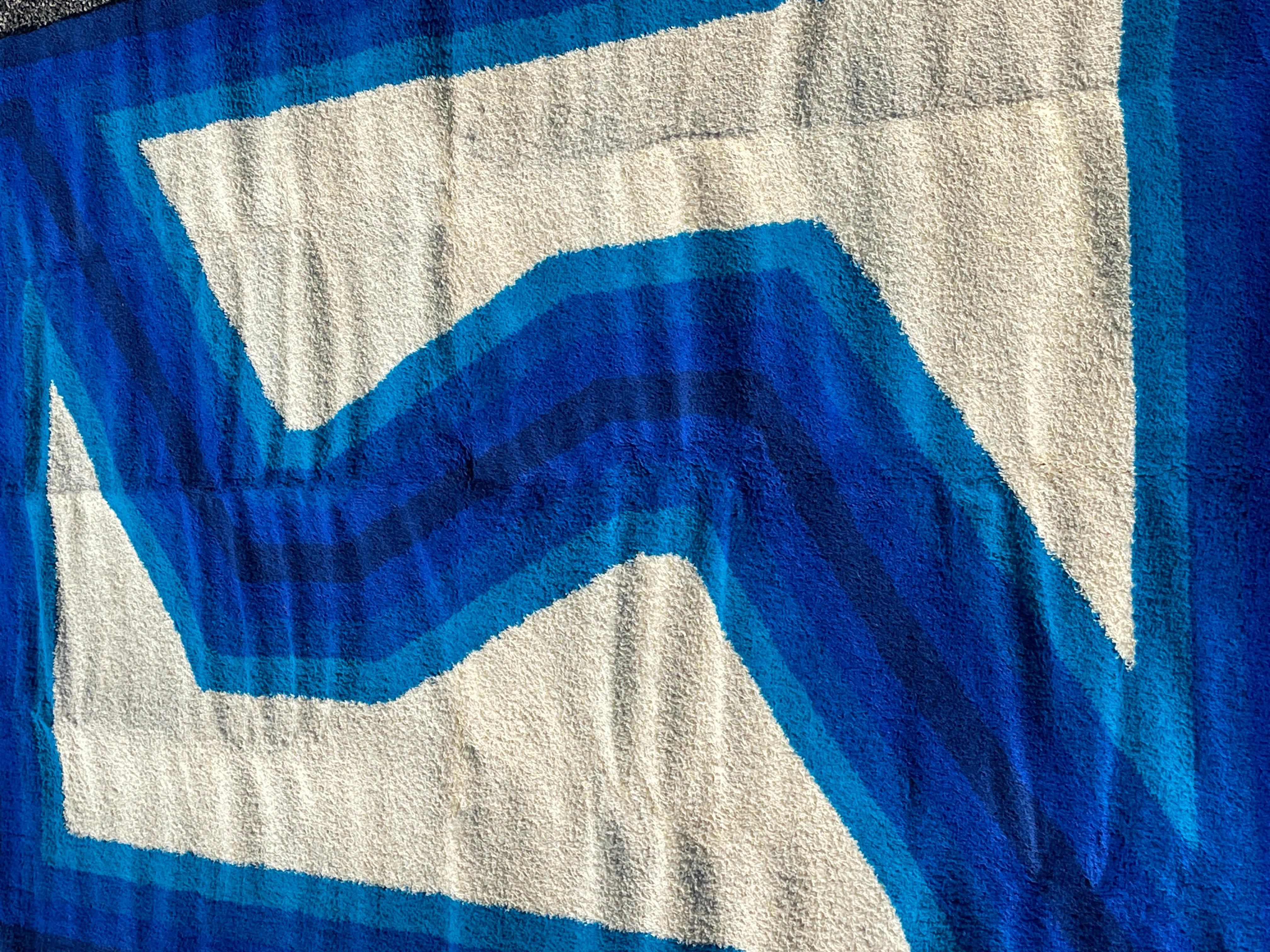 OpArt Dänischer Rya-Teppich in Blau und Weiß von Hojer Eksport Wilton (Skandinavische Moderne) im Angebot