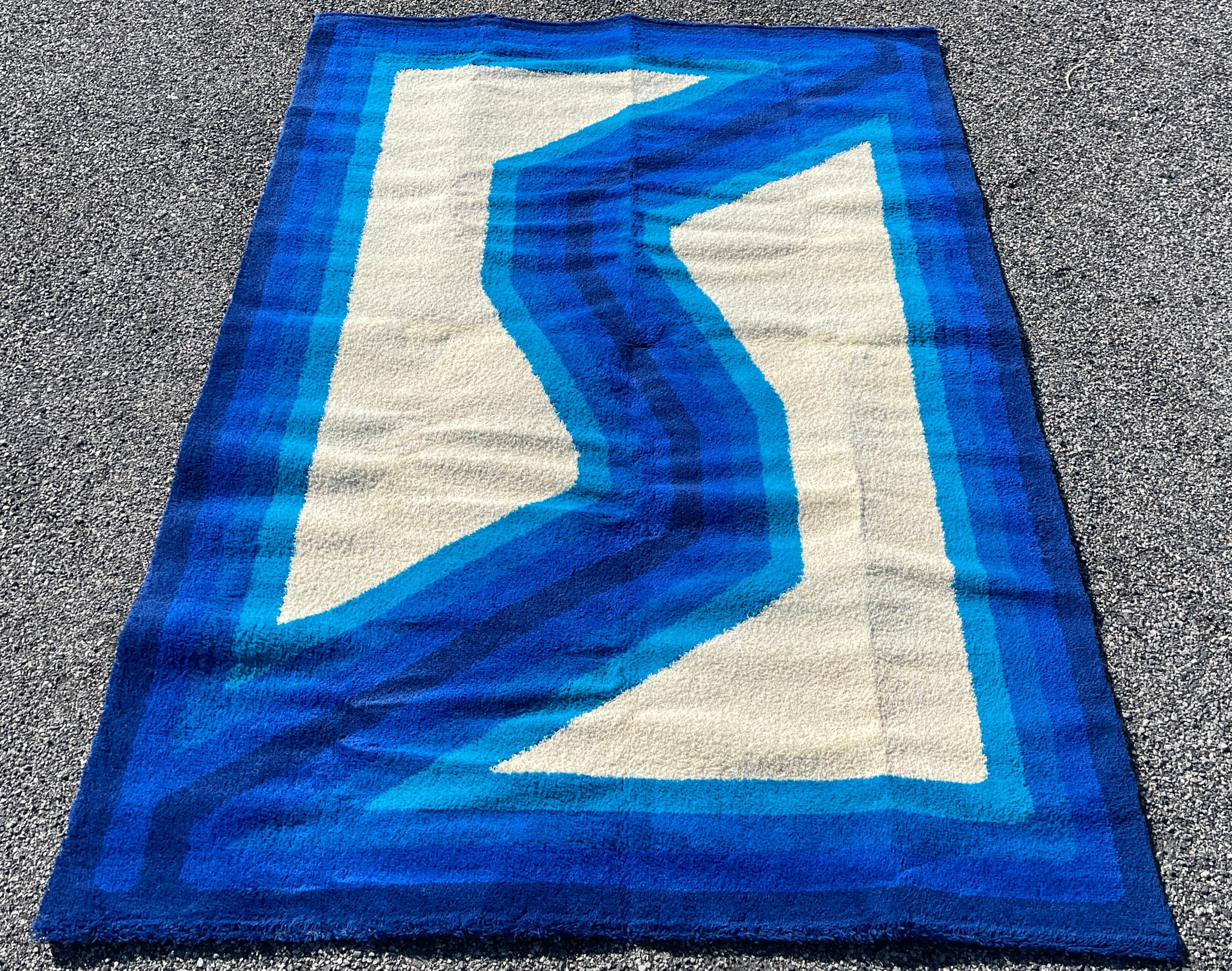 OpArt Danish Rya Rug Blue and White by Hojer Eksport Wilton In Good Condition For Sale In Hanover, MA