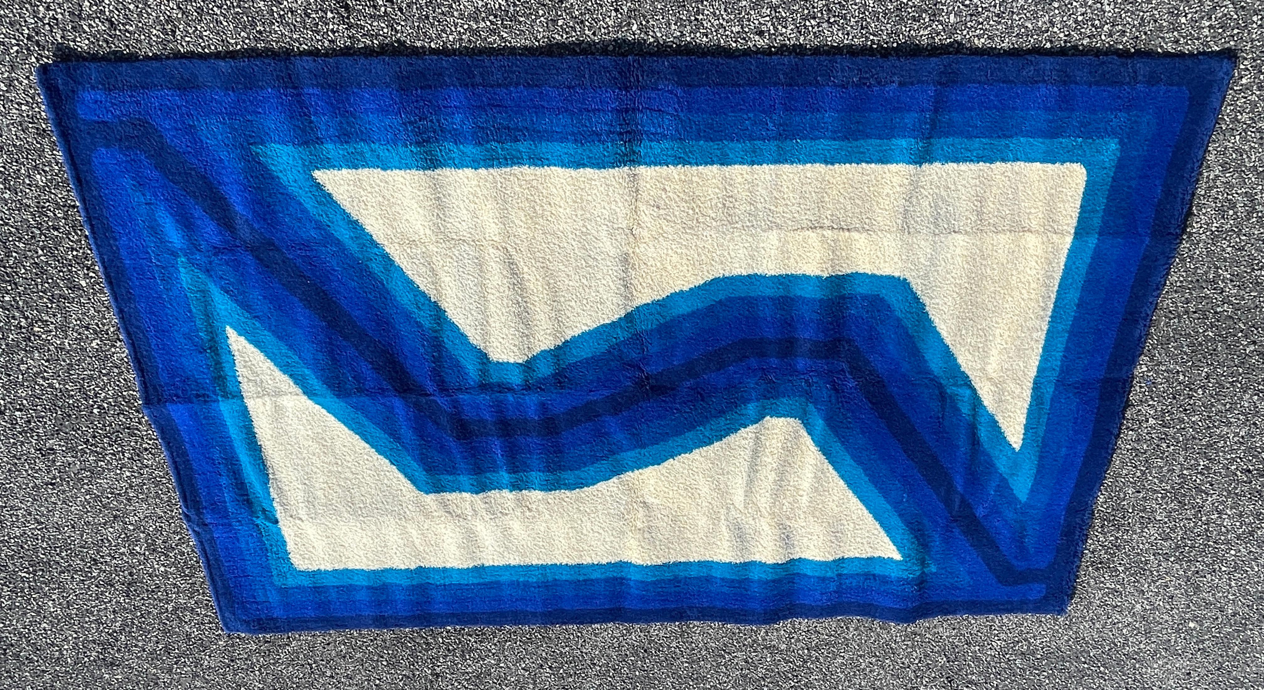 OpArt Dänischer Rya-Teppich in Blau und Weiß von Hojer Eksport Wilton (Wolle) im Angebot