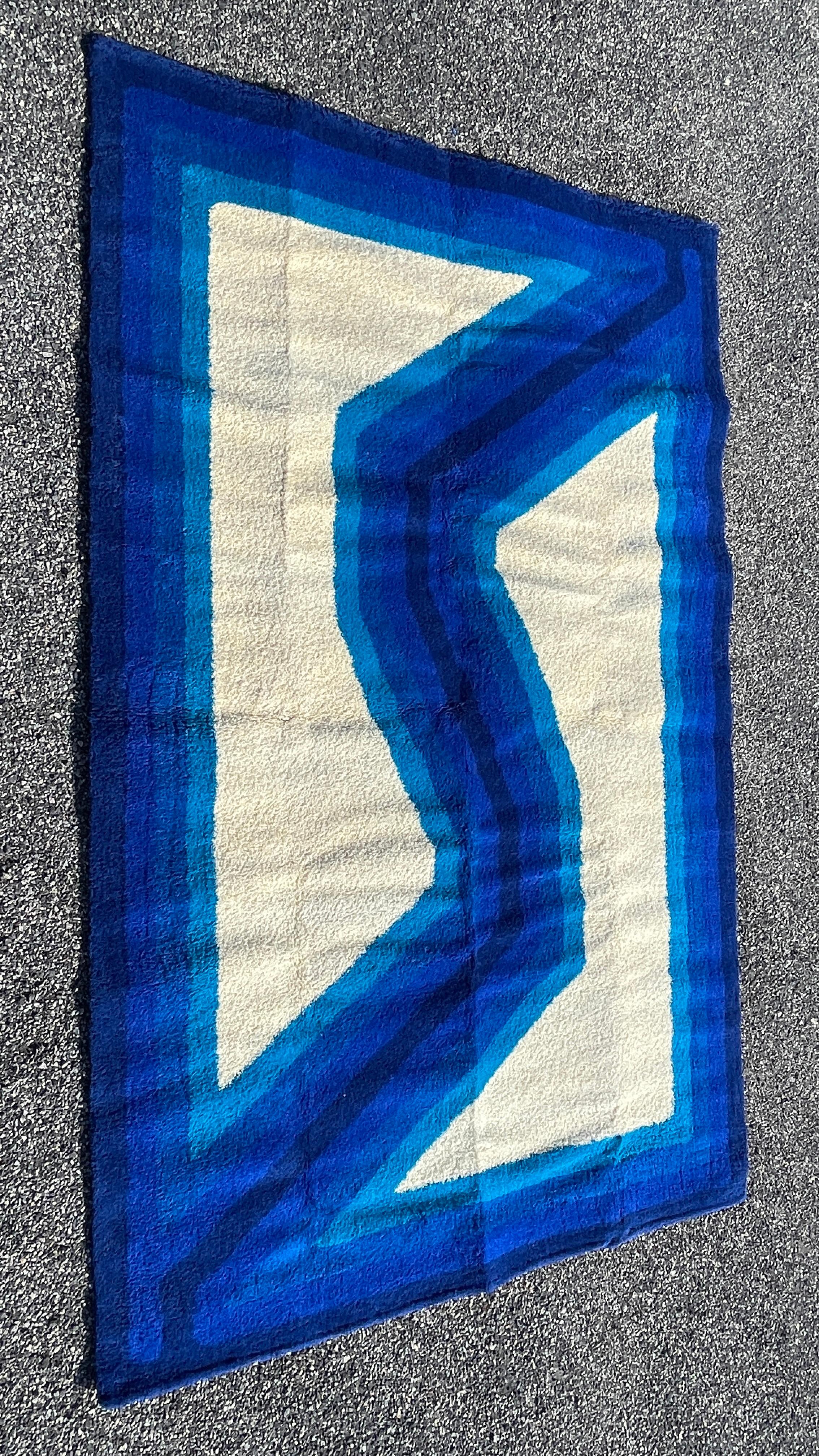 OpArt Dänischer Rya-Teppich in Blau und Weiß von Hojer Eksport Wilton im Angebot 1
