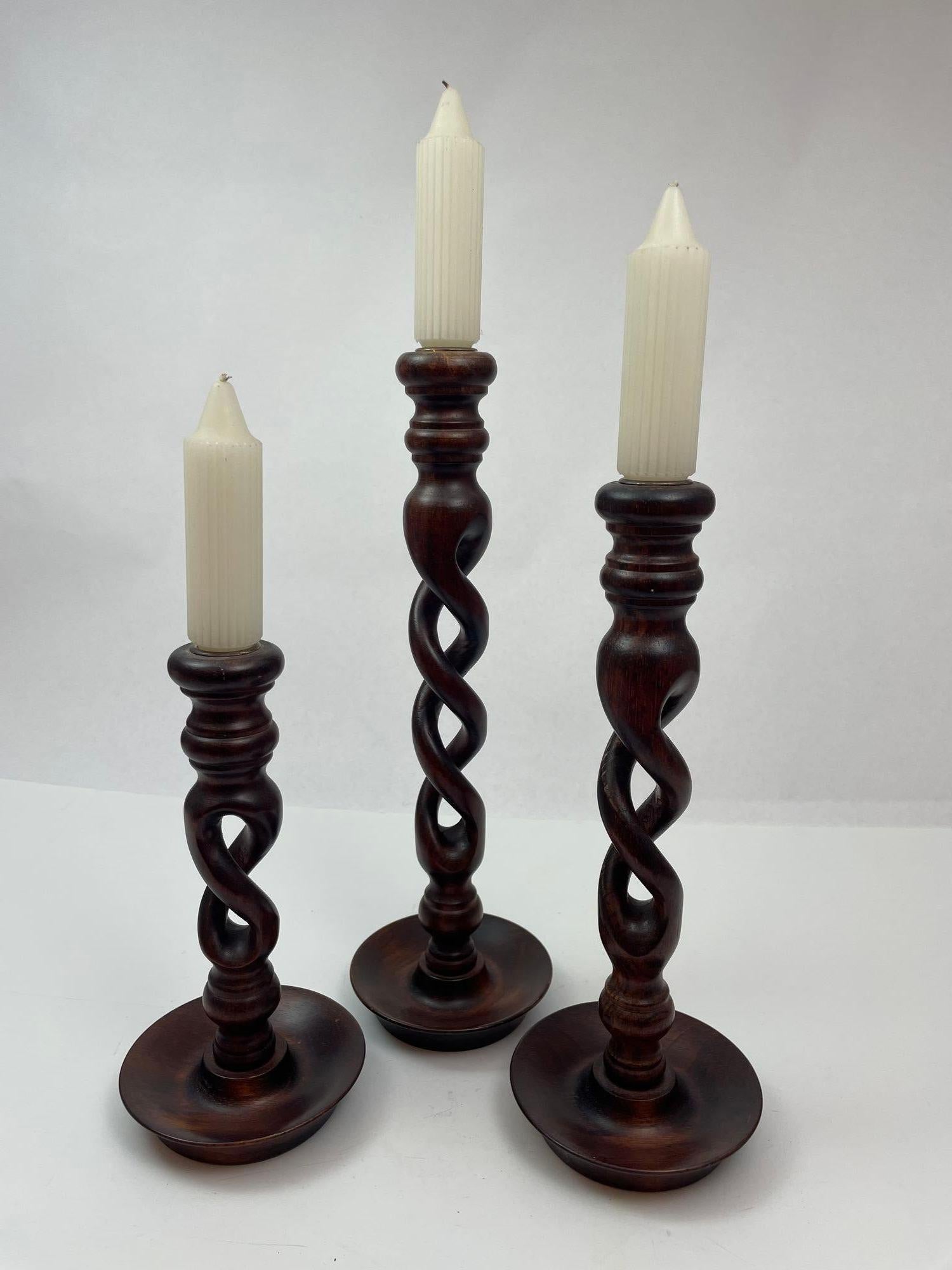 Set von 3 englischen Kerzenständern aus Holz mit offenem Barley Twist-Muster im Angebot 2