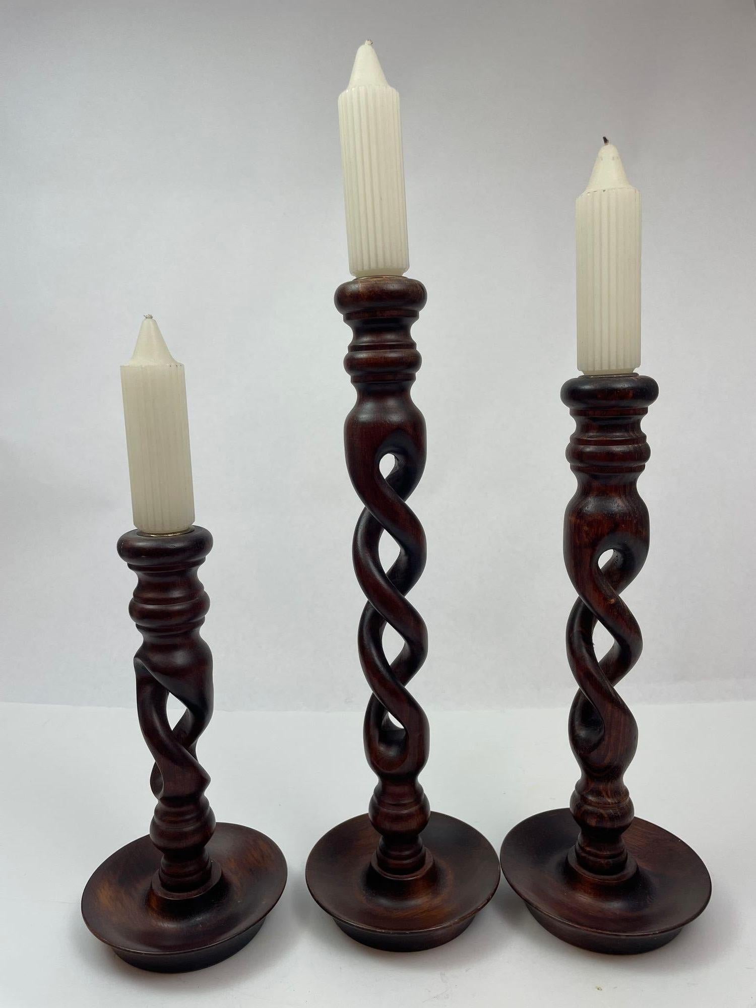 Set von 3 englischen Kerzenständern aus Holz mit offenem Barley Twist-Muster (Viktorianisch) im Angebot