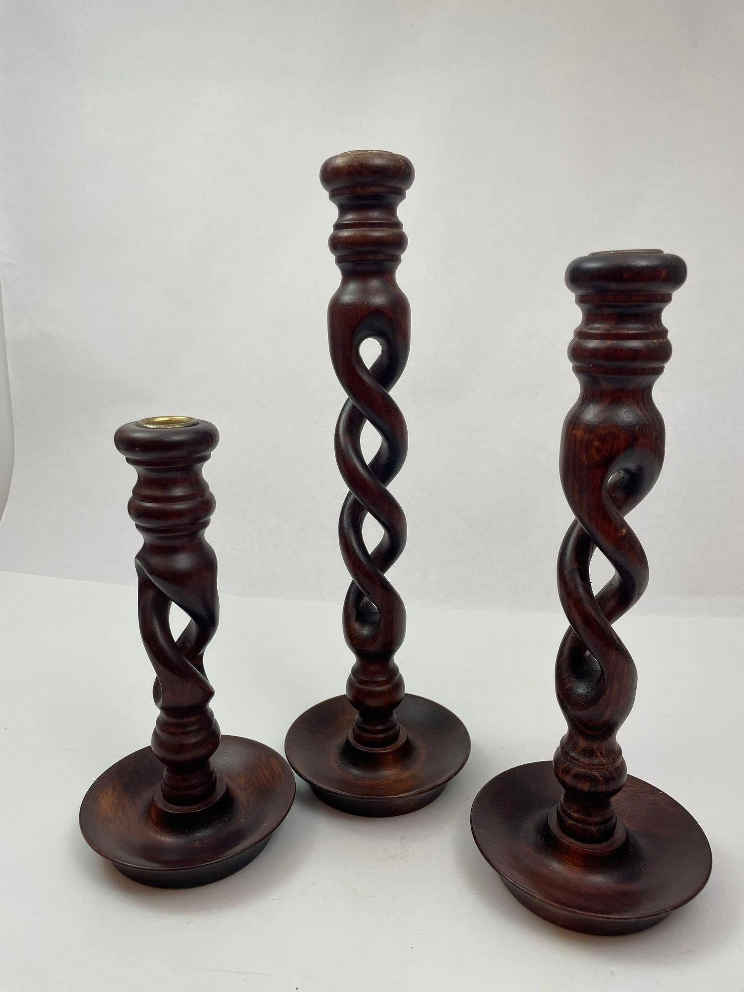 Set von 3 englischen Kerzenständern aus Holz mit offenem Barley Twist-Muster im Zustand „Gut“ im Angebot in North Hollywood, CA