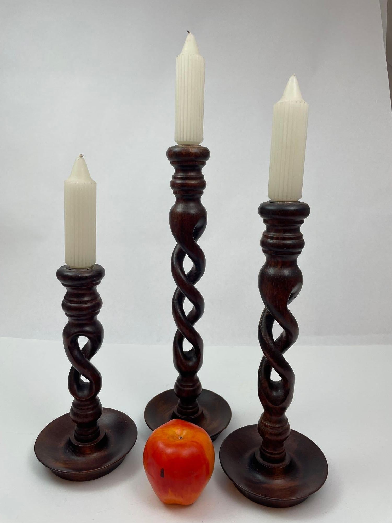 Set von 3 englischen Kerzenständern aus Holz mit offenem Barley Twist-Muster im Angebot 1