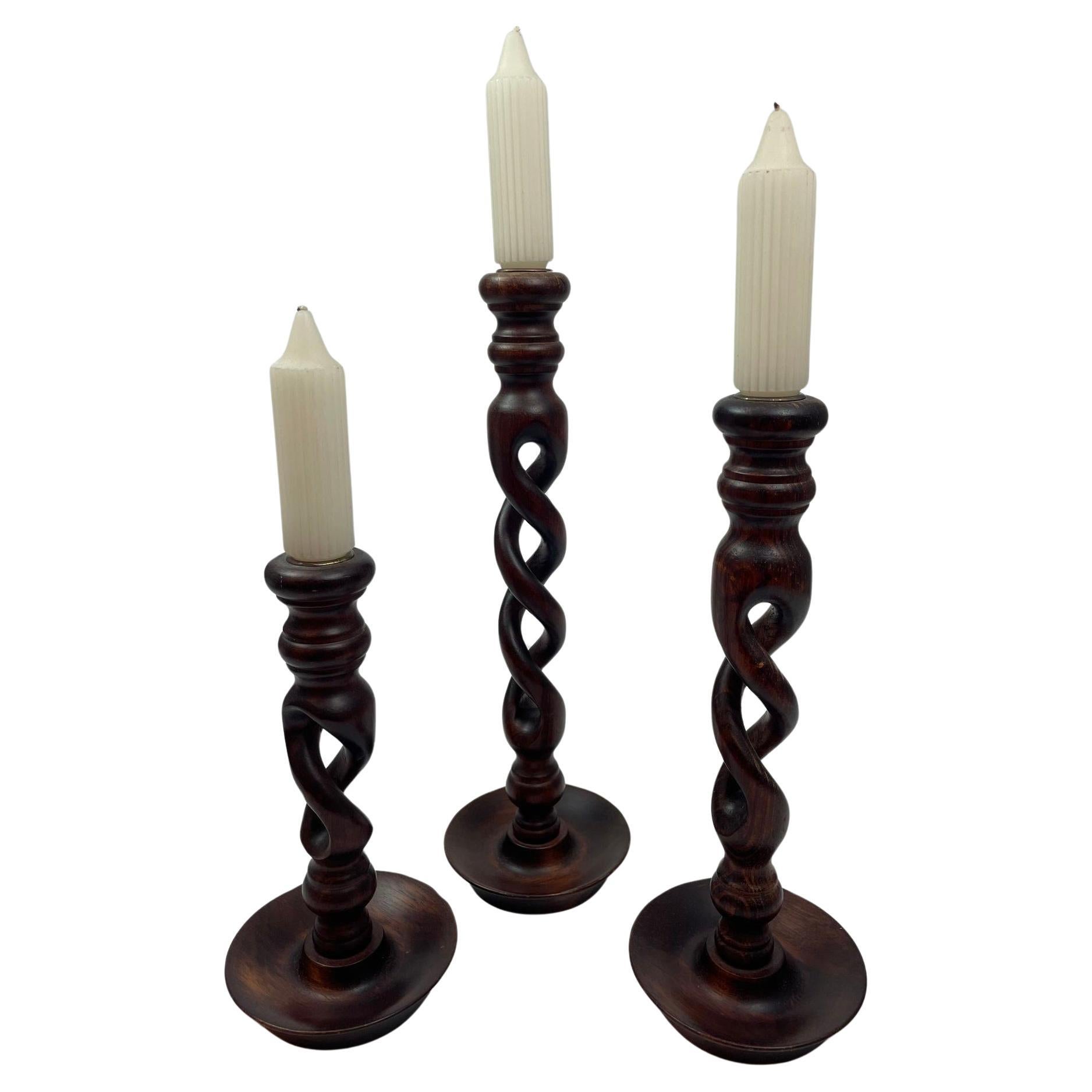 Set von 3 englischen Kerzenständern aus Holz mit offenem Barley Twist-Muster im Angebot
