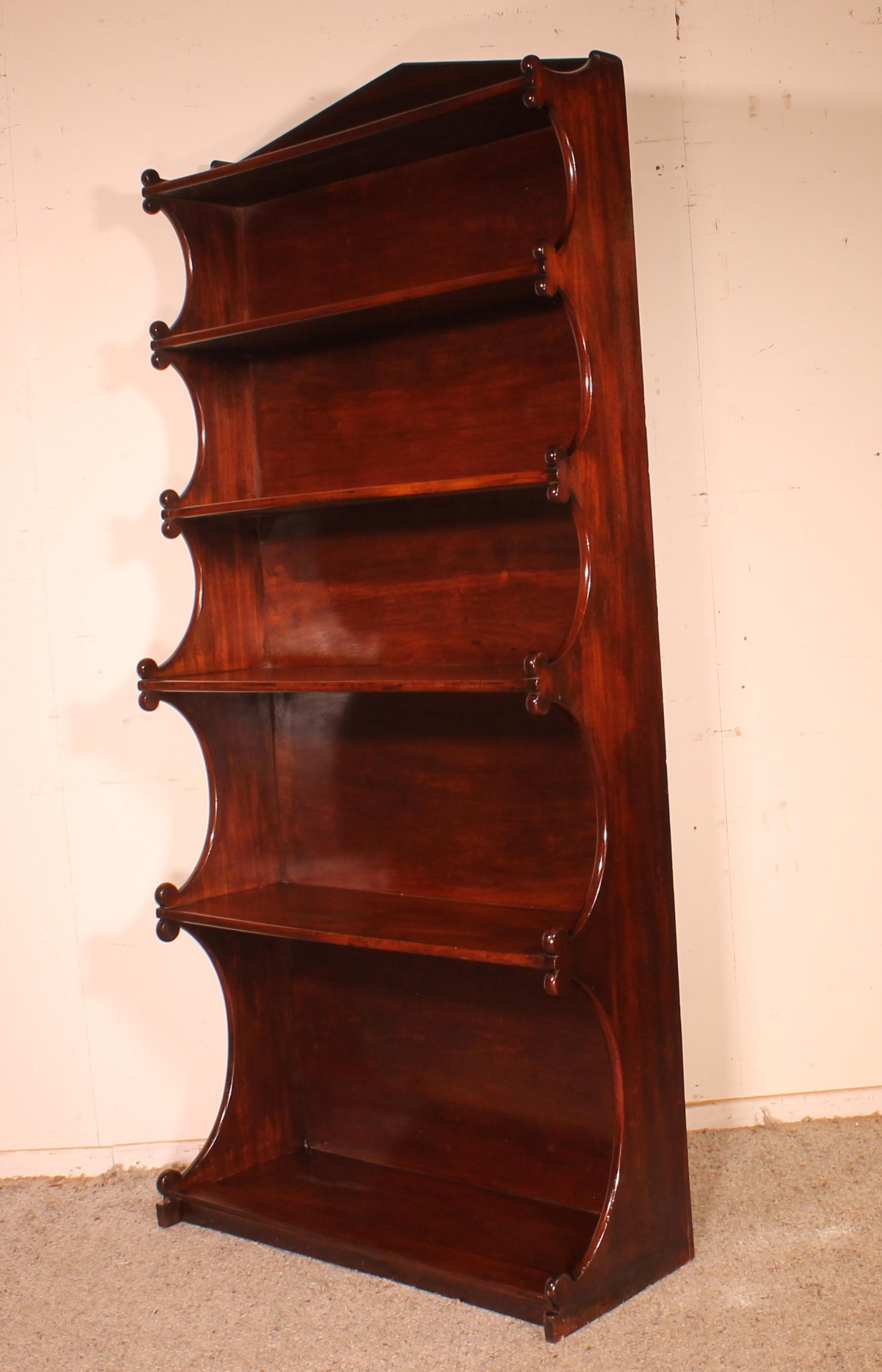 Elegant open bookcase from the 19th century from England called waterfall since the depth of the shelves decreases from bottom to top. The height also decreases which allows you to put large books or objects at the bottom and smaller ones at the