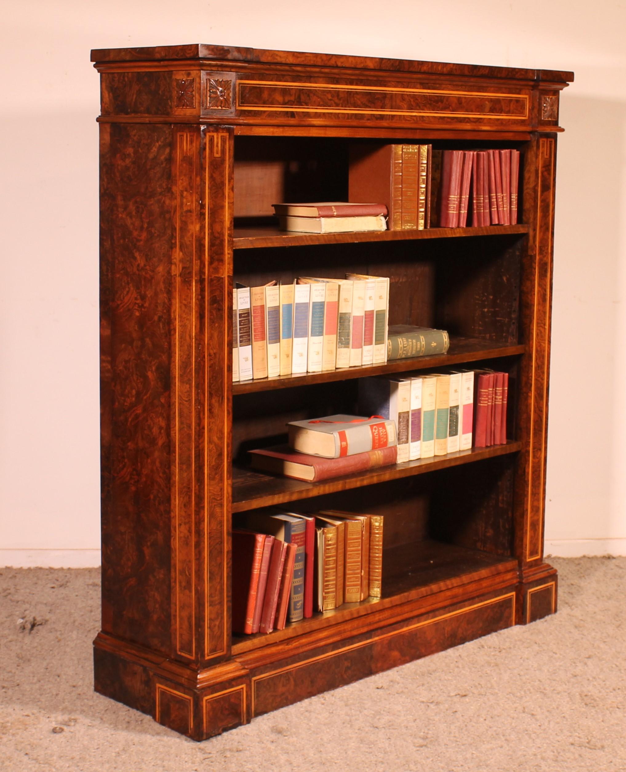 Bibliothèque ouverte en ronce de noyer Circa 1820 en vente 5
