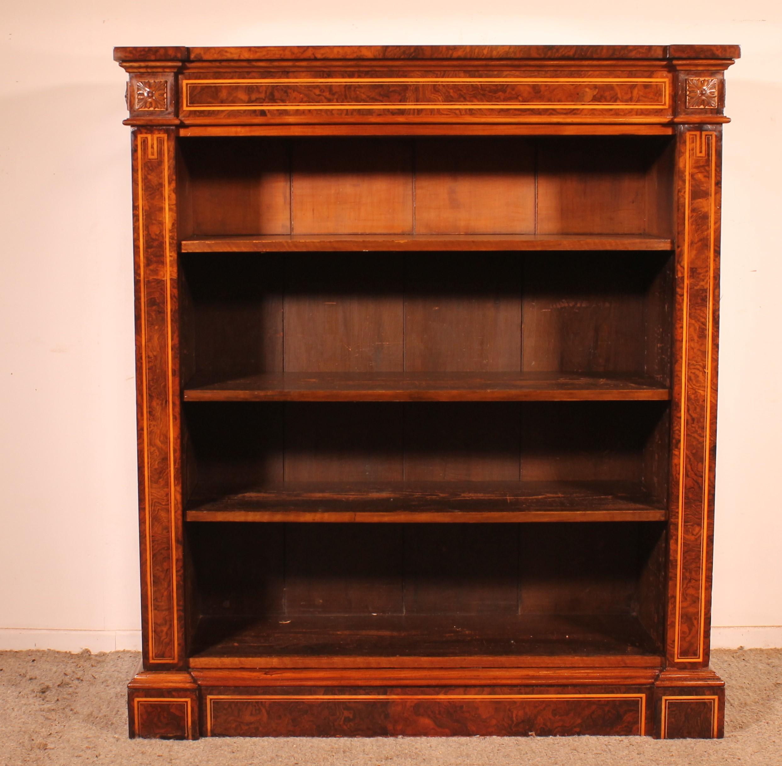 Superbe et rare bibliothèque ouverte en ronce de noyer de la première partie du 19ème siècle circa 1820.
Rare bibliothèque en ronce de noyer, notre première depuis plusieurs années : La ronce de noyer est un bois superbe qui présente une très belle