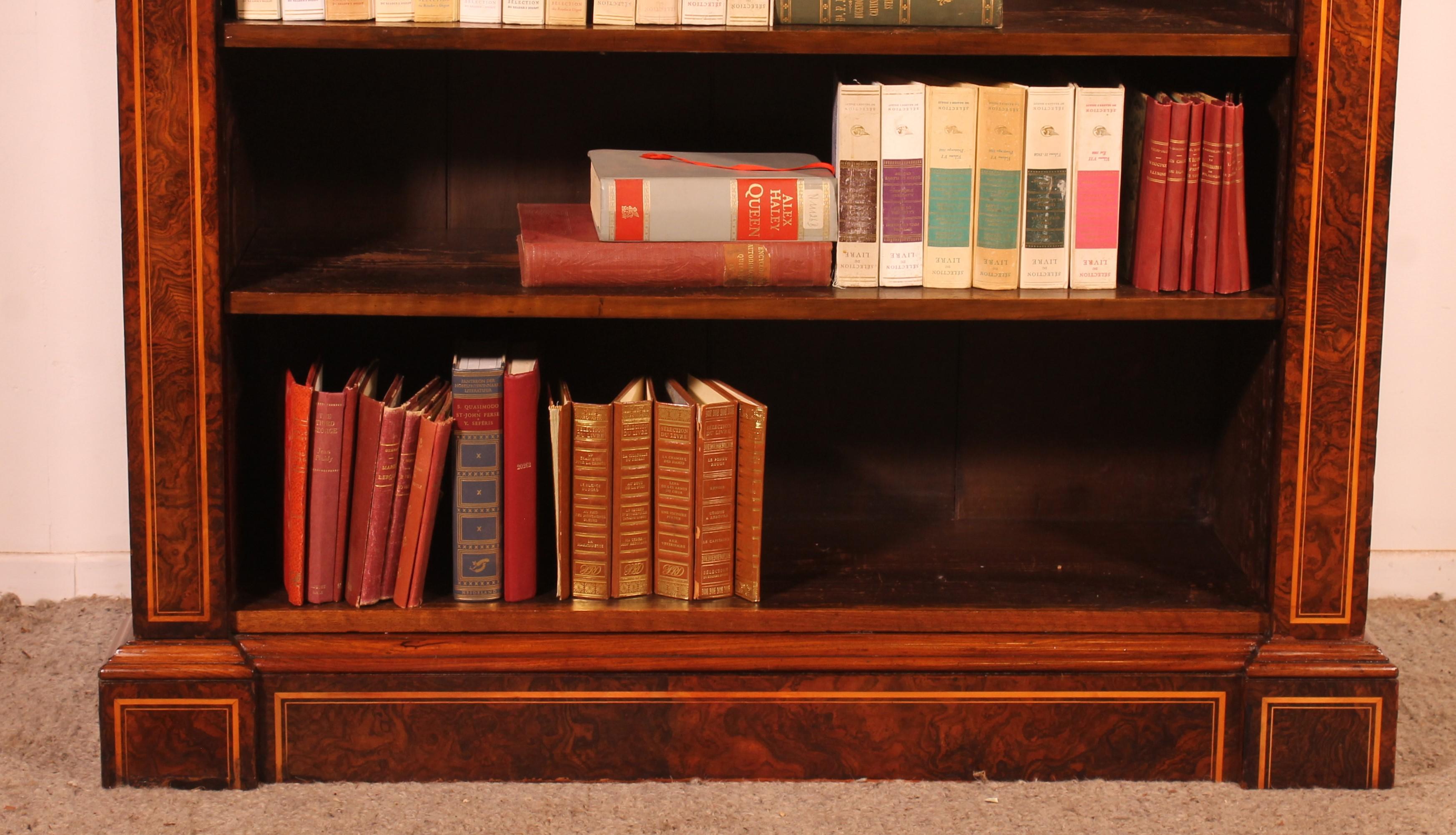 William IV Bibliothèque ouverte en ronce de noyer Circa 1820 en vente