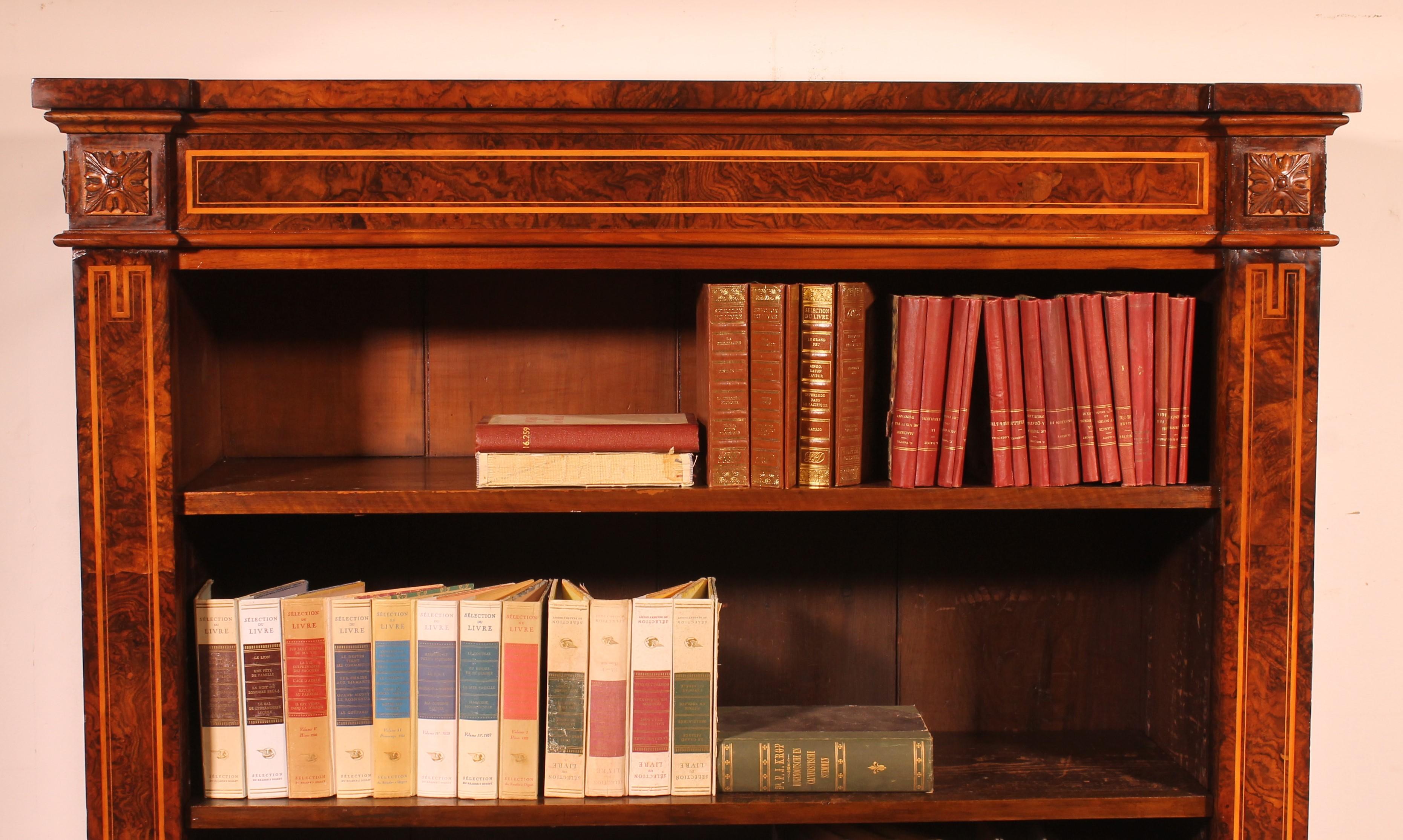 Britannique Bibliothèque ouverte en ronce de noyer Circa 1820 en vente