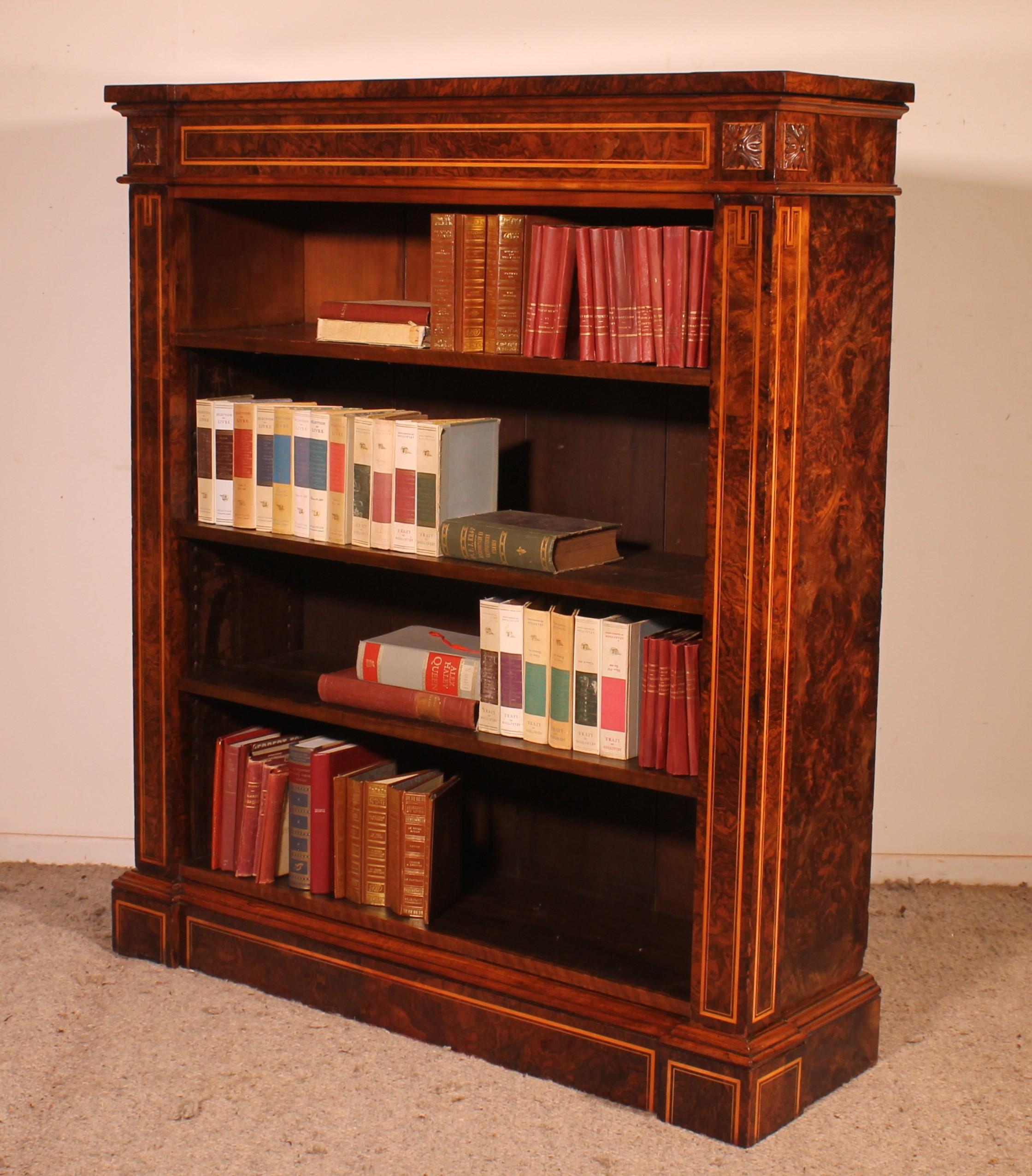 Noyer Bibliothèque ouverte en ronce de noyer Circa 1820 en vente