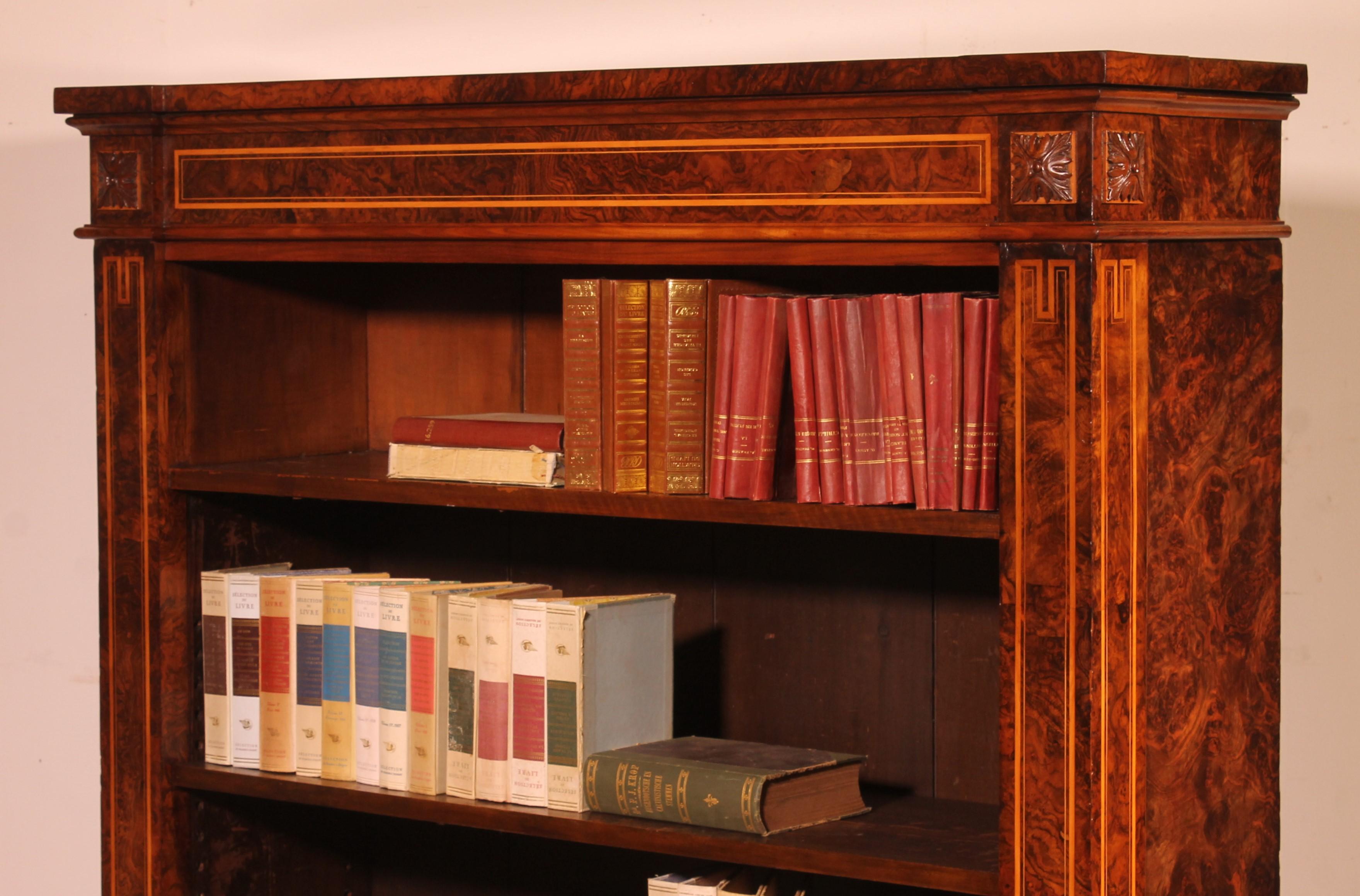 Bibliothèque ouverte en ronce de noyer Circa 1820 en vente 1