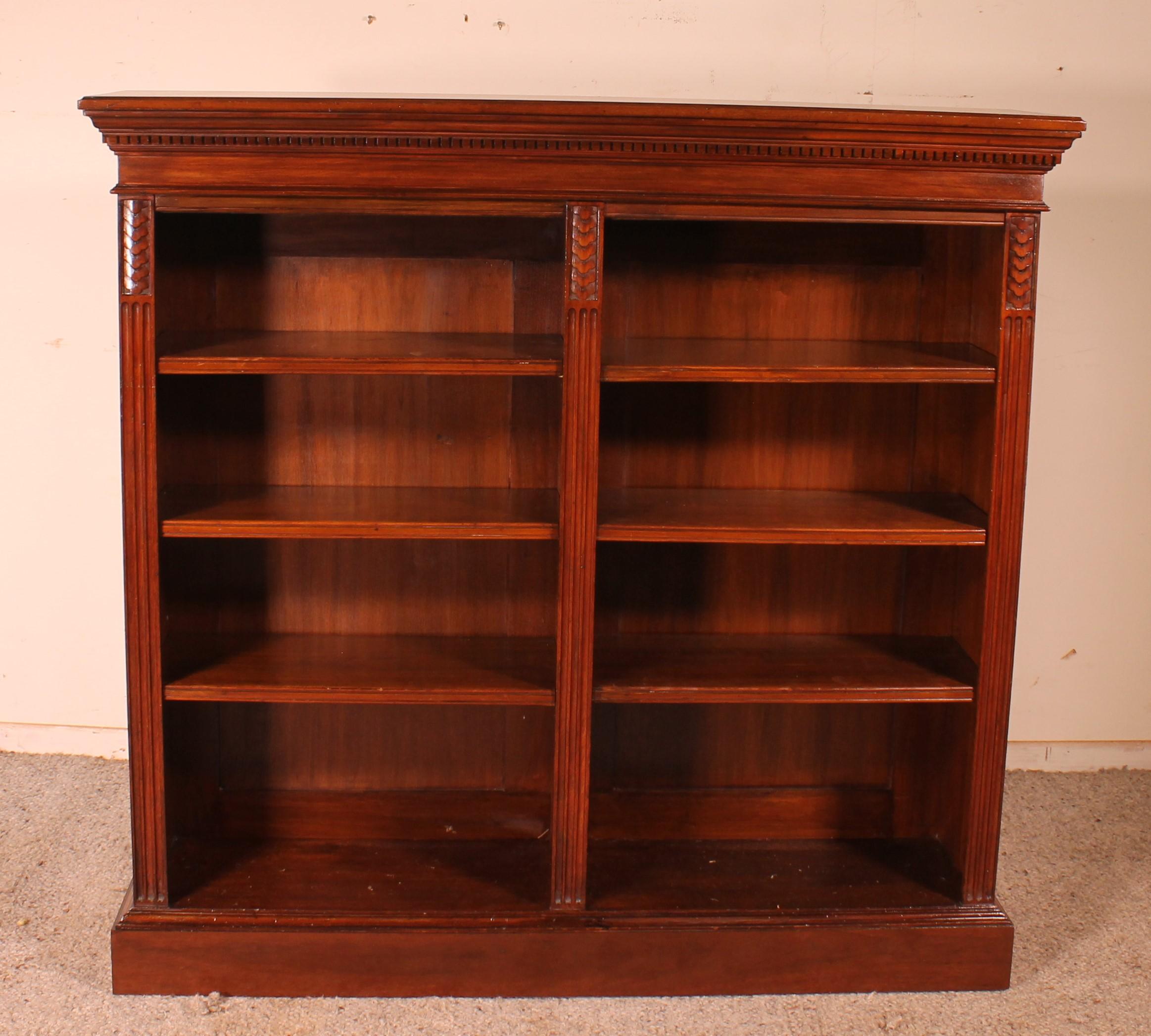 Elegant open bookcase in mahogany from the second half of the 19th century from England
Superb large model which has two compartments which is unusual. Very beautiful carved top and uprights decorated with grooves
Original shelves with a beautiful