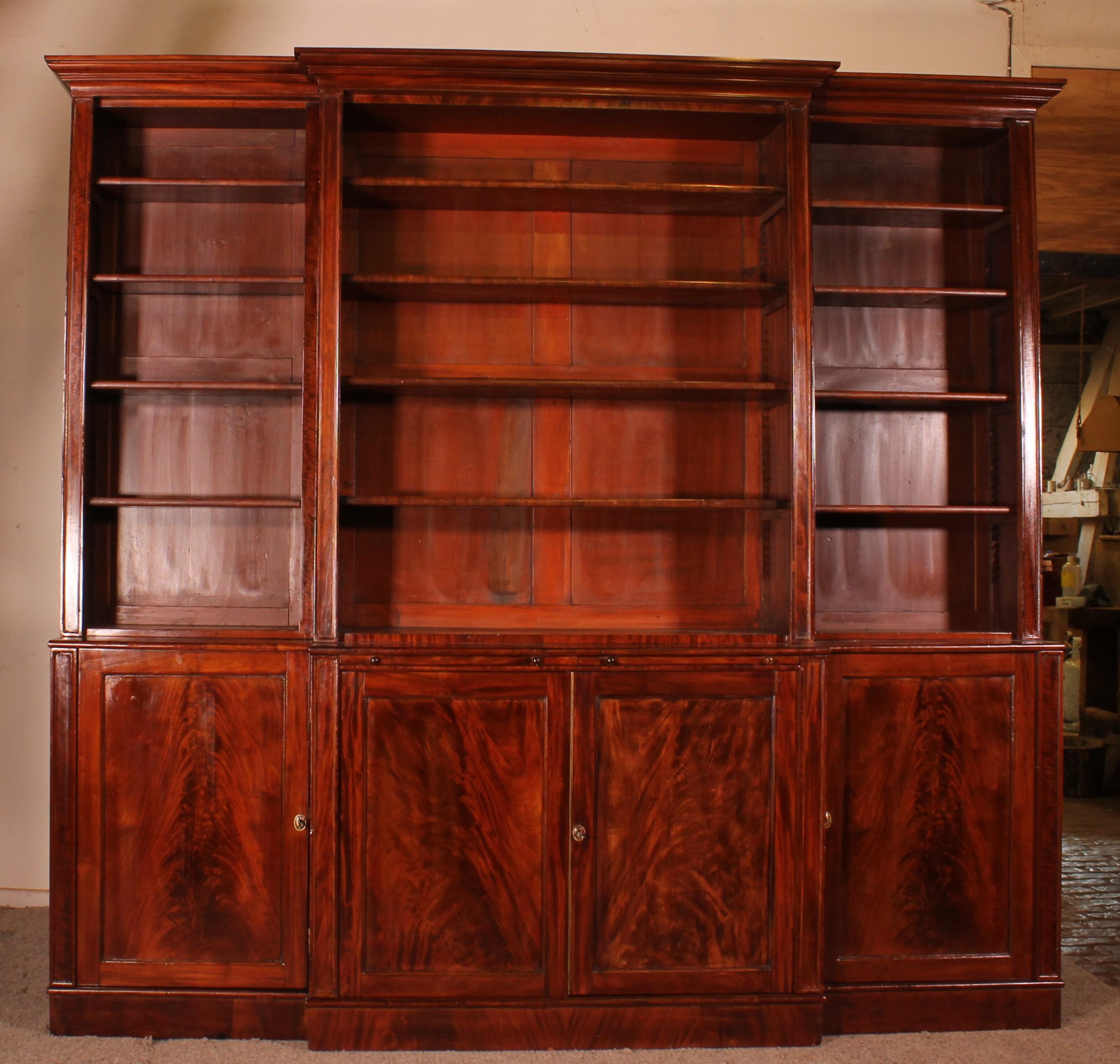 Elegant large open bookcase in mahogany from the 19th century

Very beautiful open bookcase called breakfront which has a central deeper part. Which gives a nice line to the bookcase

The lower part is closed and made up of 4 doors. Very beautiful