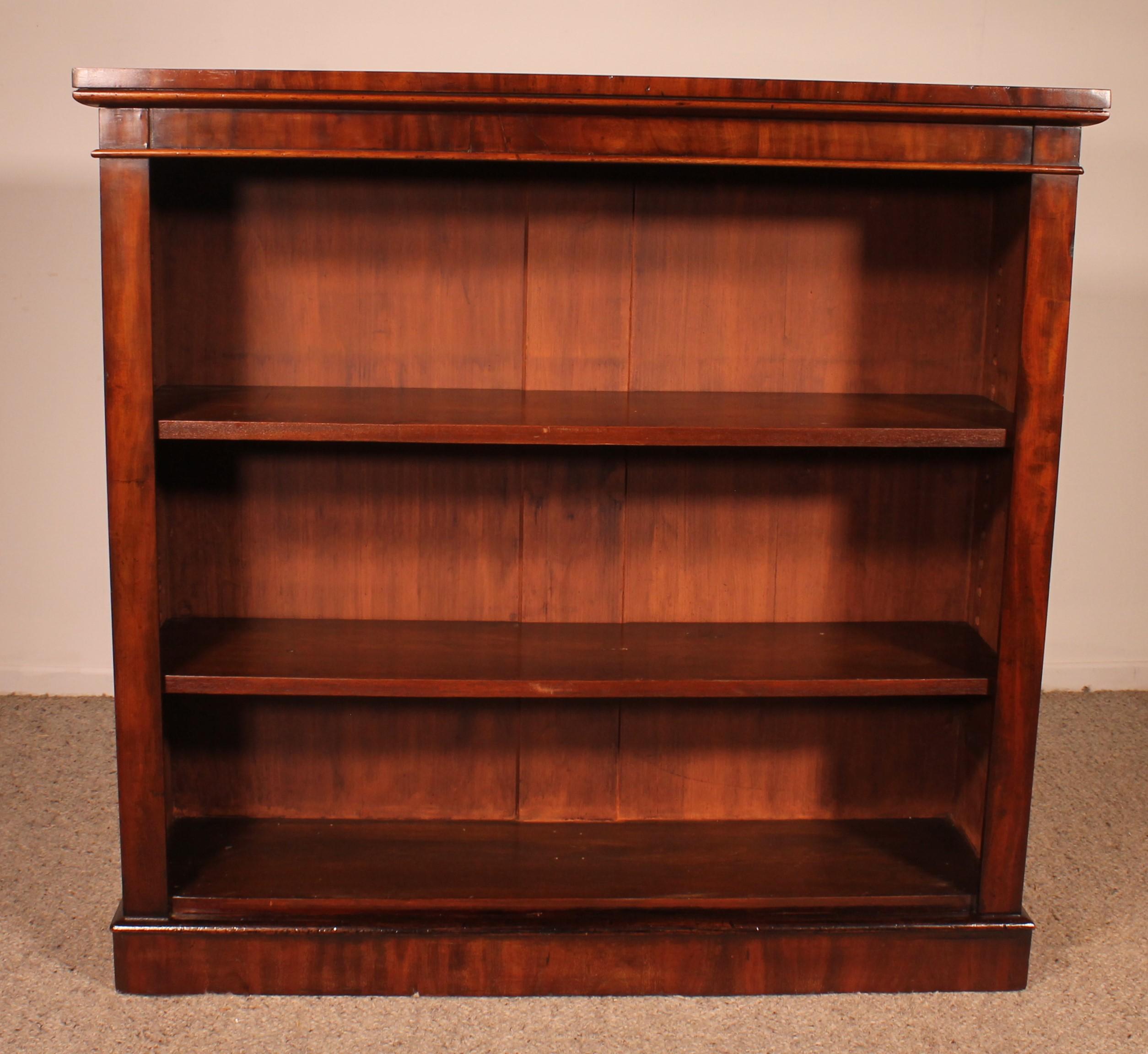 Elegant open bookcase in mahogany from the 19th century from England circa 1850
Beautiful good quality bookcase with mahogany with a beautiful flames
Well proportioned and simple lines
Original shelves with a beautiful patina
It is possible to