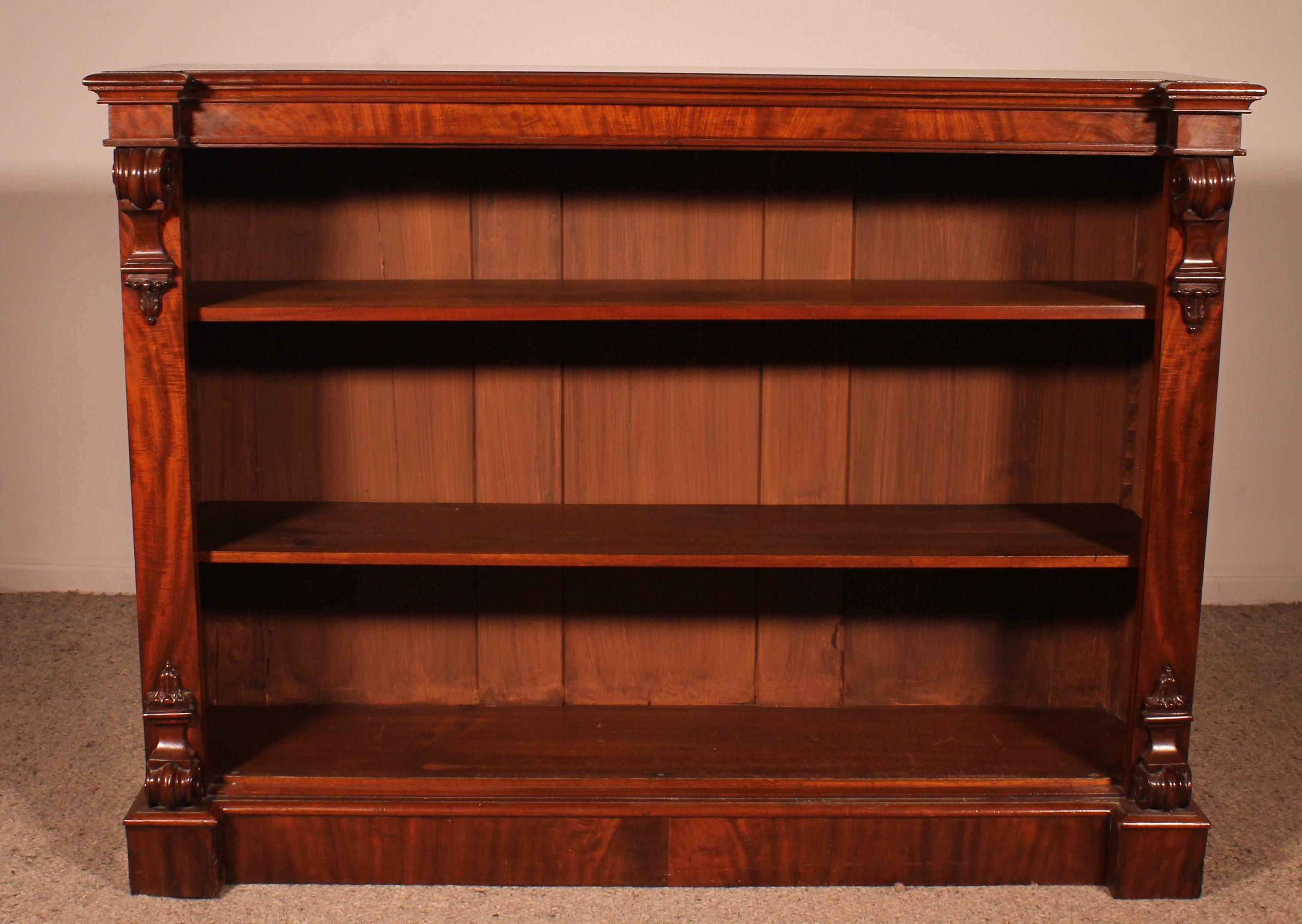 Elegant open bookcase in mahogany from the 19th century from England circa 1850
Beautiful good quality bookcase with mahogany with a beautiful flames and in solid mahogany wich is rare and a sign of good quality
Well proportioned and simple