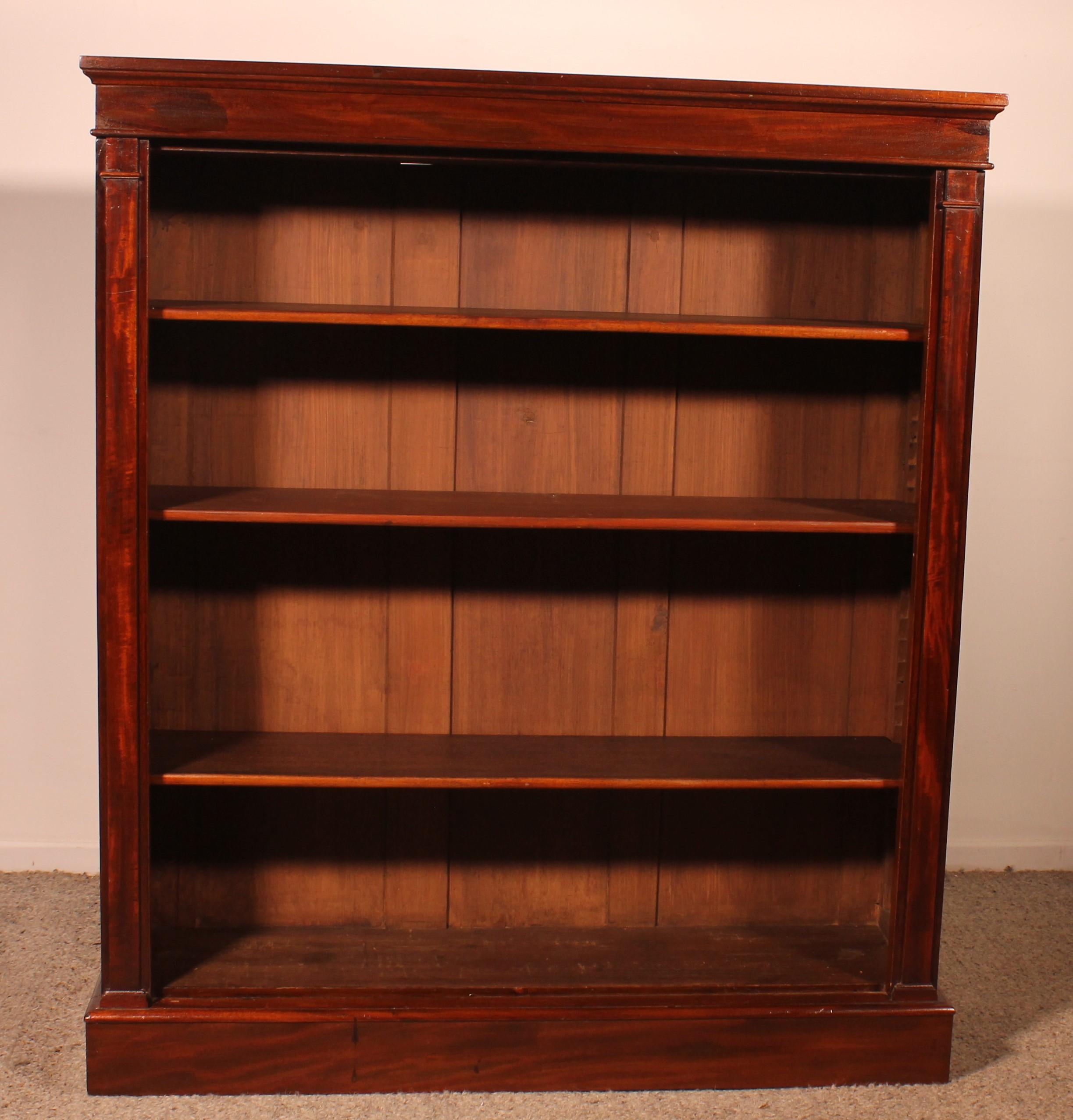 Elegant open bookcase in mahogany from the 19th century from England 
Beautiful good quality bookcase with mahogany with a beautiful flames
Well proportioned and simple lines
Original shelves with a beautiful patina
It is possible to adjust the