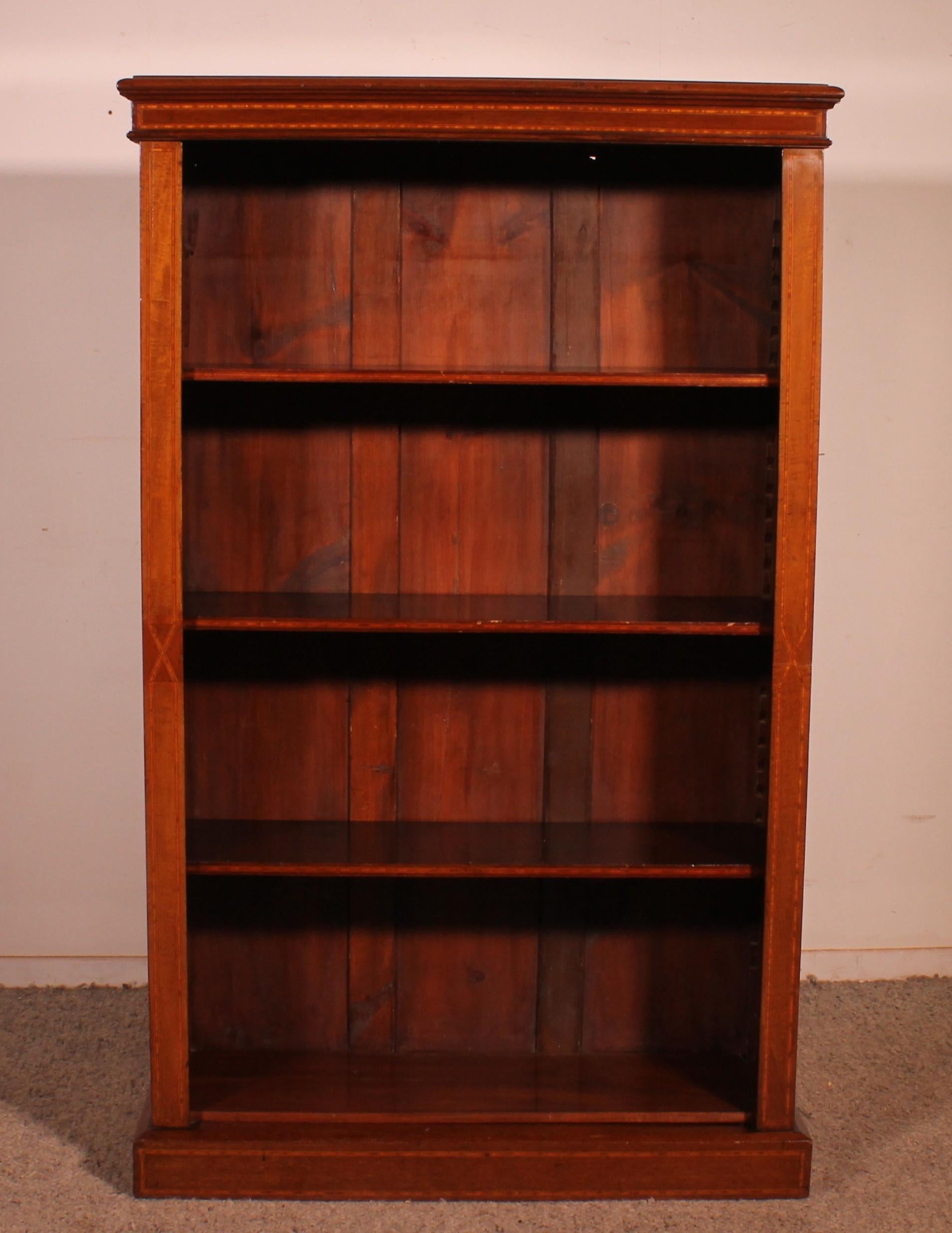 Elegante libreria a giorno in mogano inglese del XIX secolo.
Questa libreria ha una dimensione interessante, essendo più stretta e più alta del solito.
È decorato con intarsi in legno di limone sul piano, sui due montanti, sulla base e sulle guide