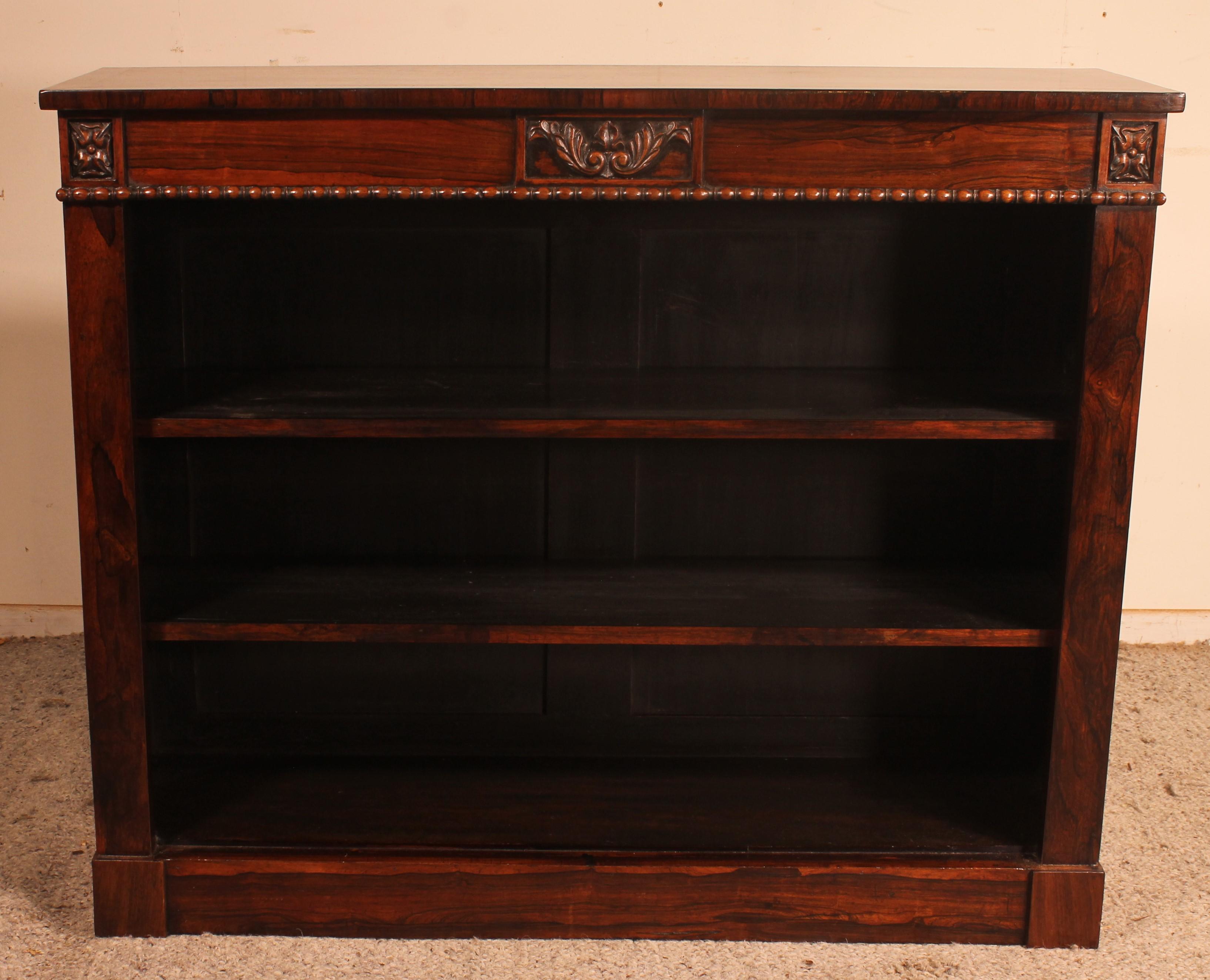 Lovely and rare rosewood bookcase regency period, circa 1800.
It is rare to find a rosewood bookcases that is regency period 
 Beautiful proportions and top decorated with three carvings as well as a beading
Original shelves with a rosewood