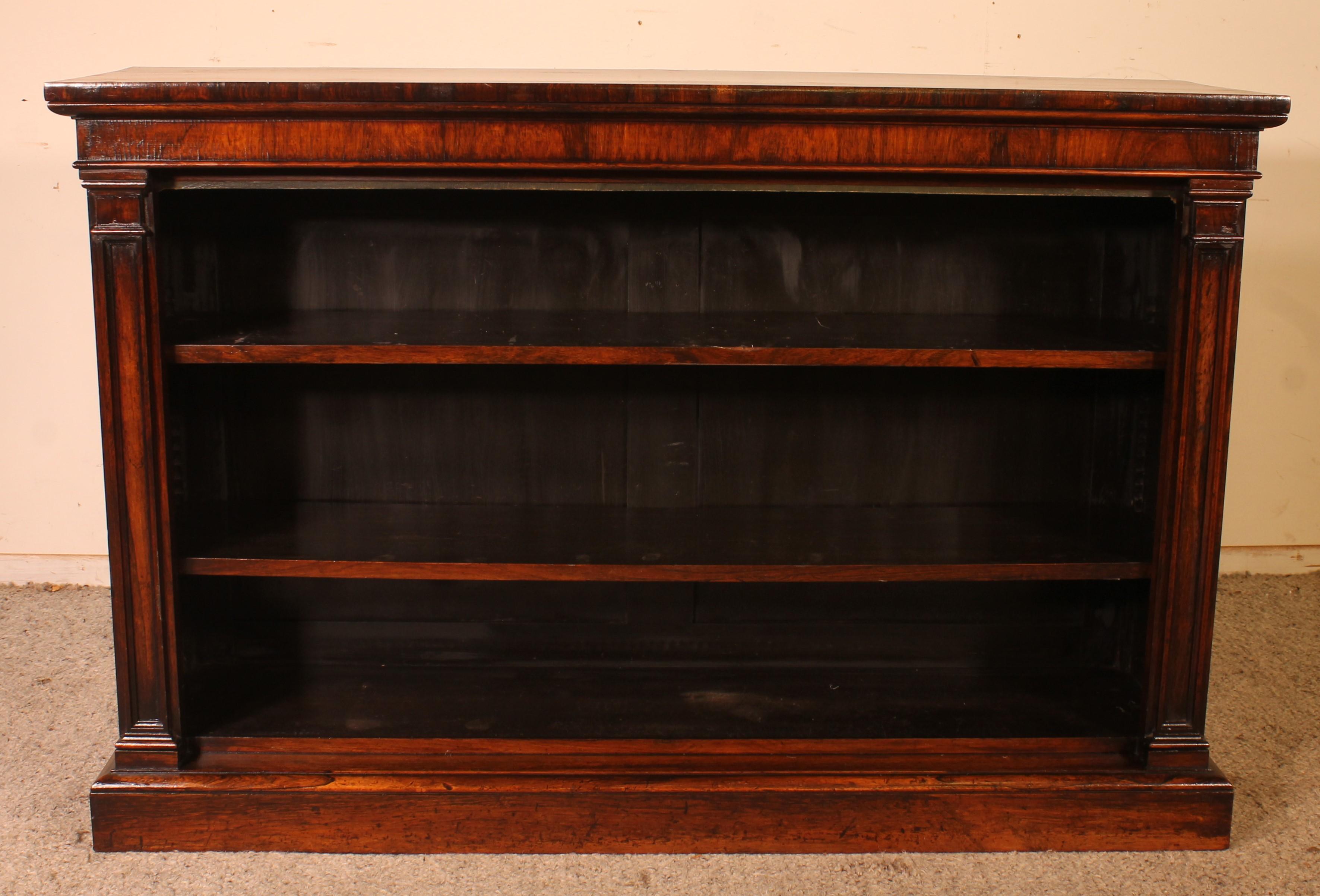 Large open bookcase in rosewood Regency period, circa 1800

It is rare to find a bookcase in rosewood that is of the beginning of the 19th century and of such a large size
Beautiful proportions and two uprights decorated with carvings

Original