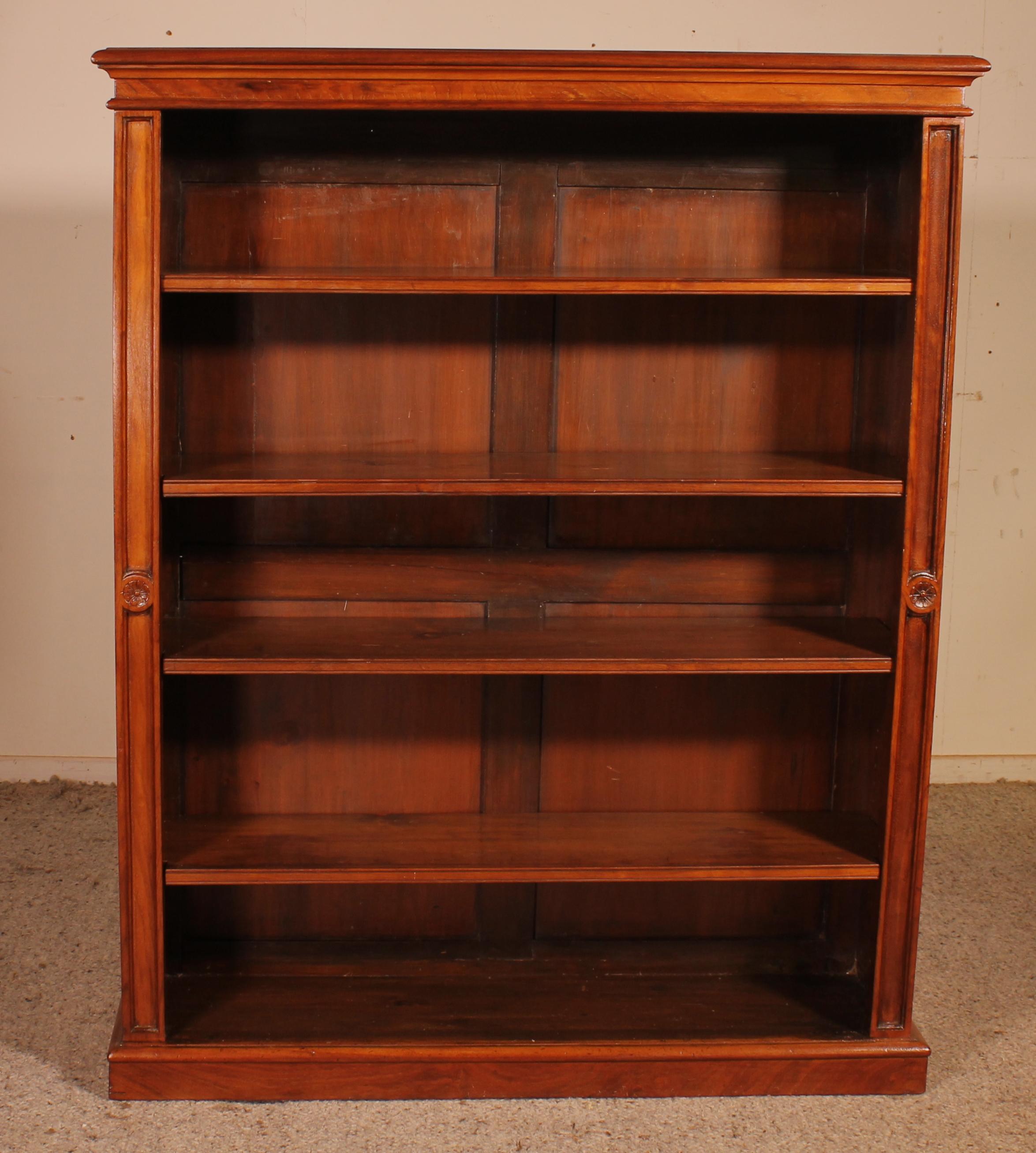 Elegant open bookcase in walnut from the 19th century from England.
Very beautiful open bookcase of large size, which is unusual. In addition It is unusual to find them a walnut.
The bookcase is well proportioned and has adjustable