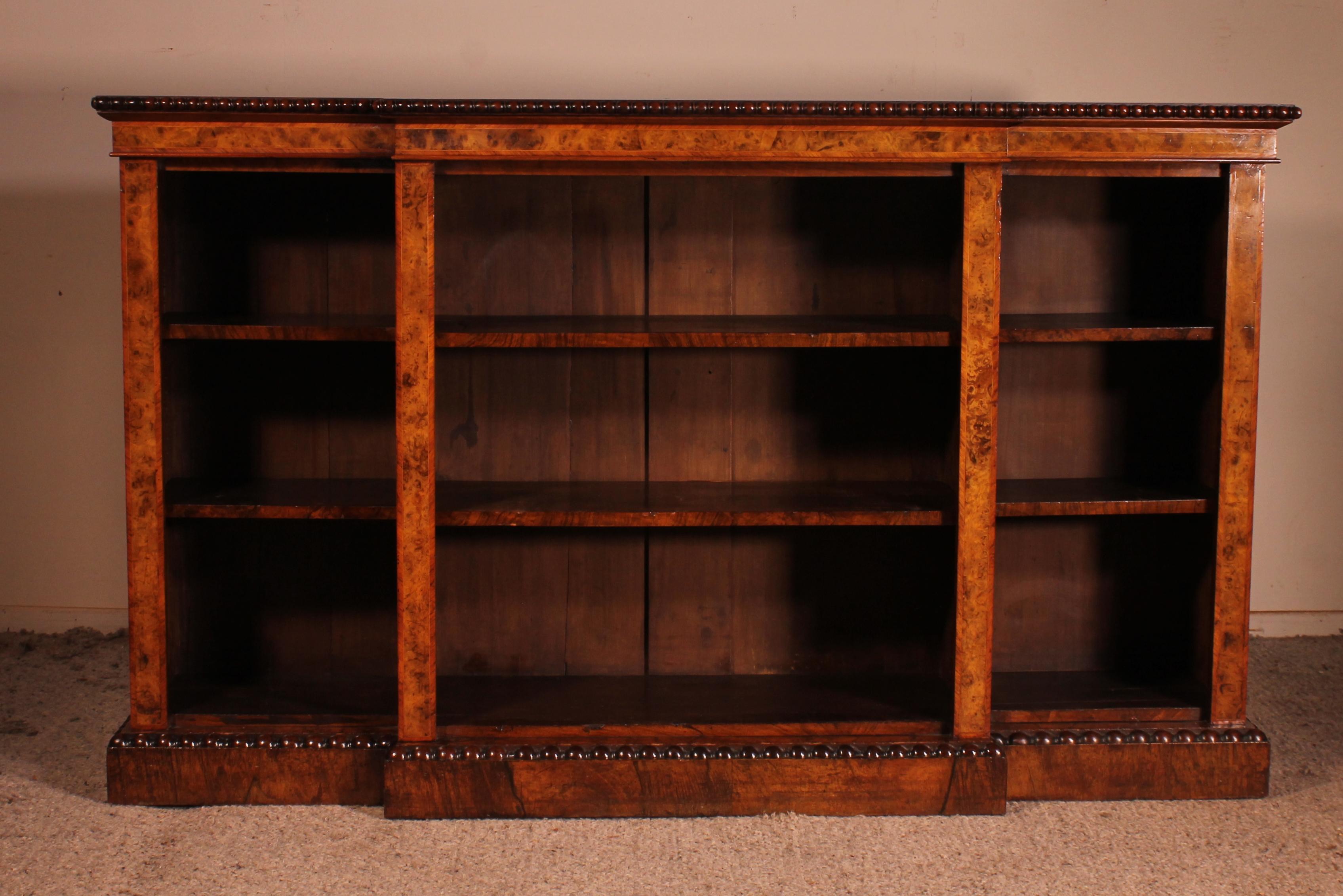 Elegant large low open bookcase in walnut and burr walnut from the 19th century from England
Elegant and rare open library in walnut and burr walnut from the 19th century
It is rare to find a library of such fine quality in walnut.
Very elegant