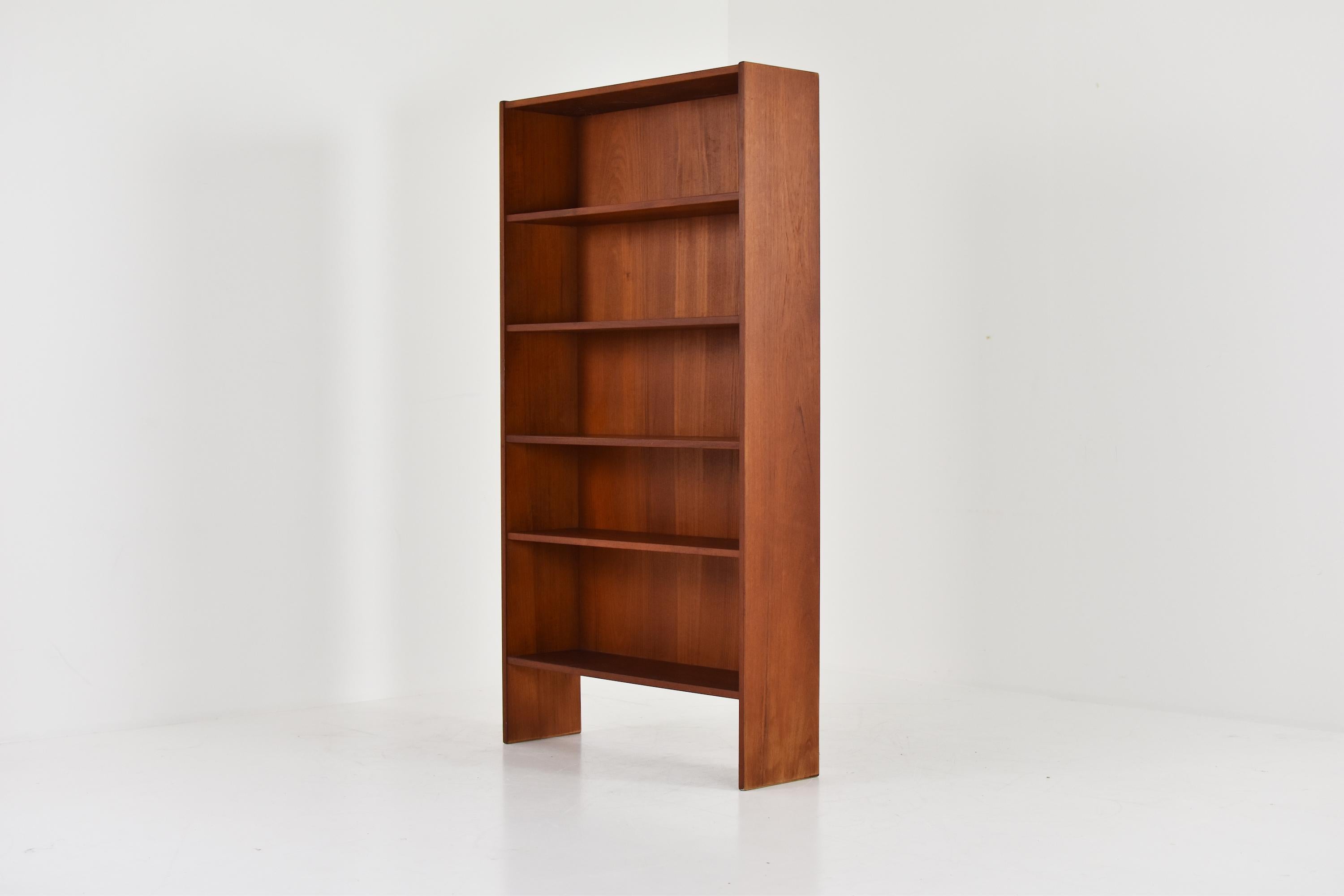 Open bookshelf from Denmark, 1960s. This cabinet is made out of teak and features five shelves. Good original condition. Scandinavian simplicity.