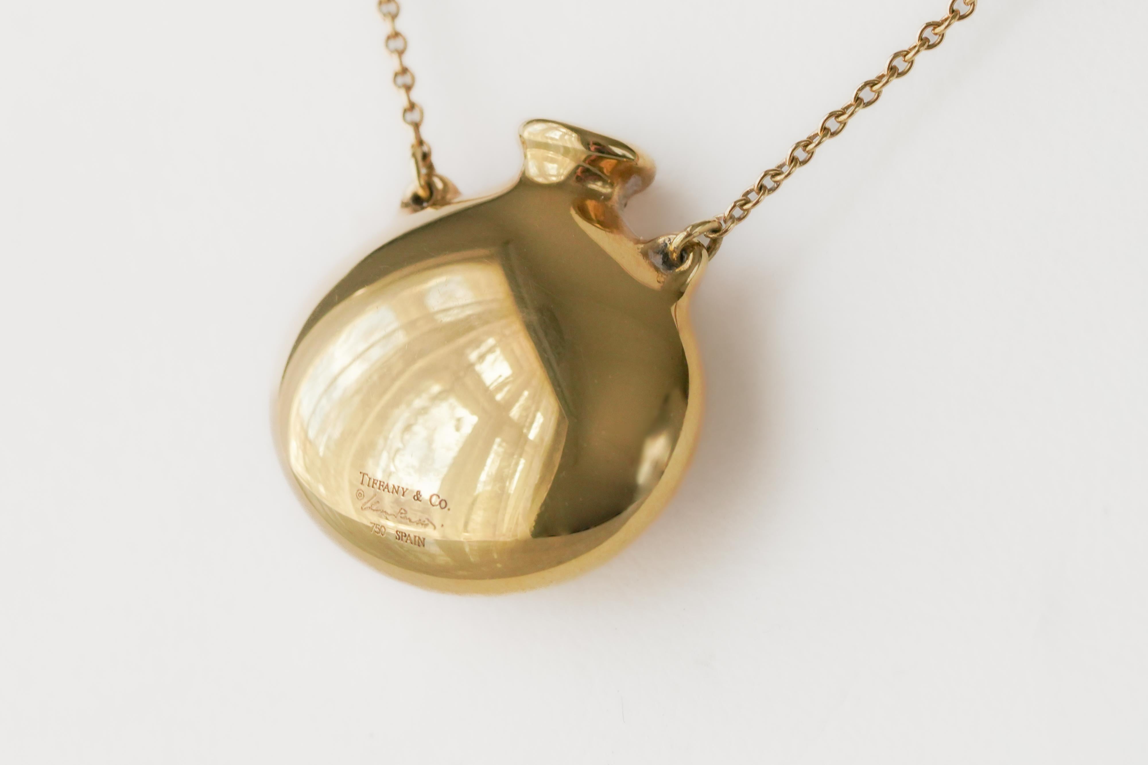 Open bottle pendant in 18K yellow gold on a 30cm yellow gold chain. Signed Tiffany & Co, Peretti.

Date: circa 1970s
Weight: 5.8g
Size: 3 x 2.3 cm 
Length: 30cm
Hallmarks: Signed Tiffany & Co, Peretti 750
