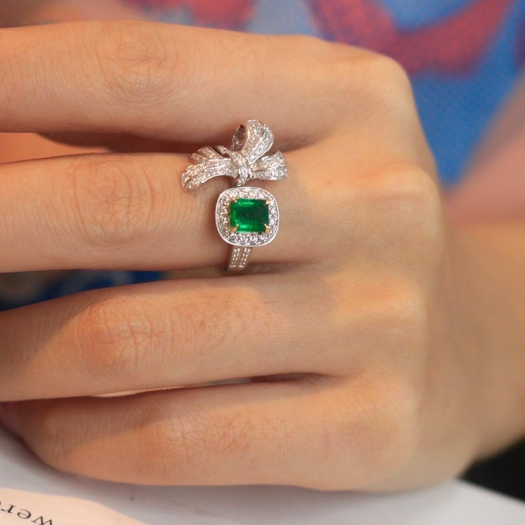 Contemporary Open Bow Emerald Rings 18k White Gold and VP Diamonds For Sale