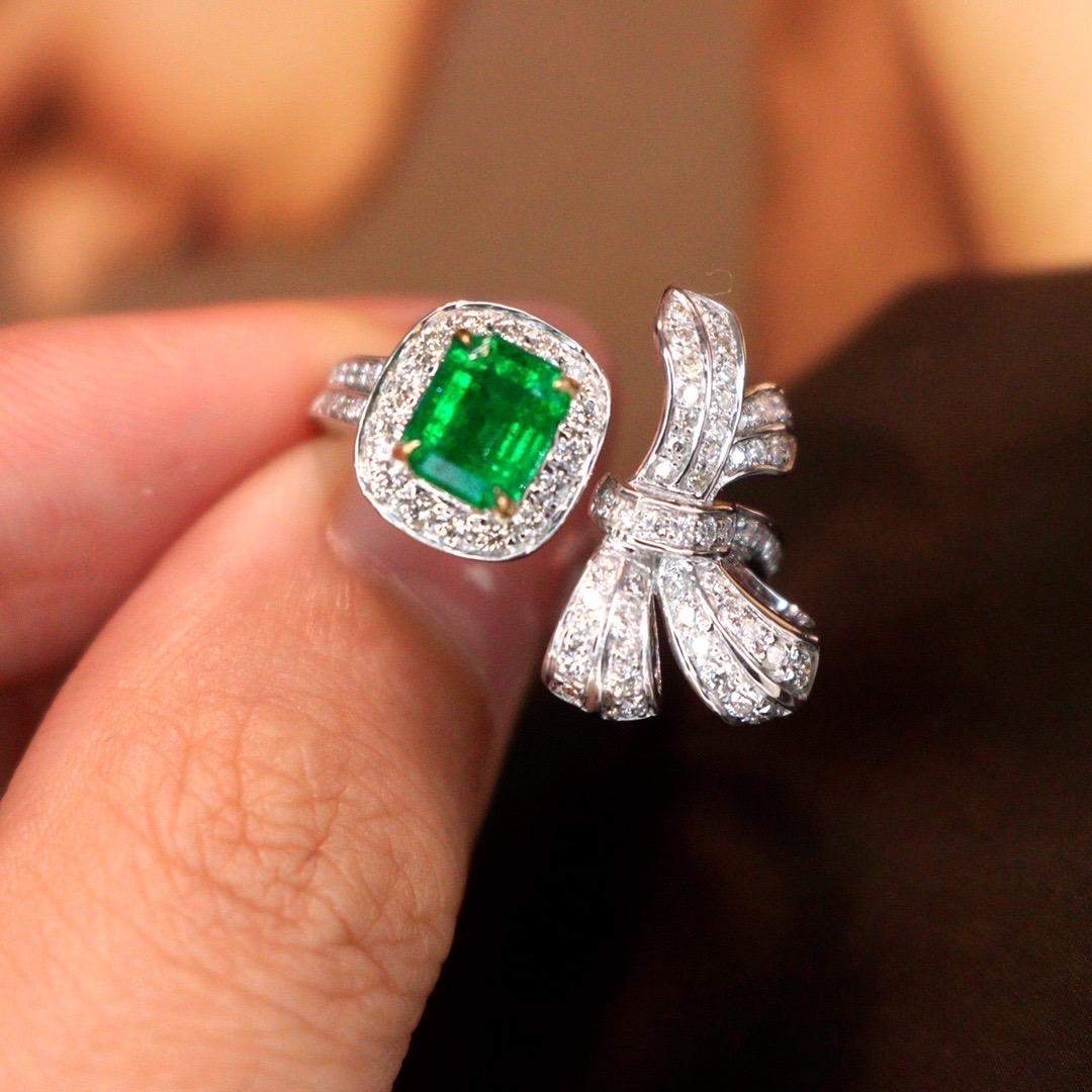 Open Bow Emerald Rings 18k White Gold and VP Diamonds In New Condition For Sale In Duluth, GA