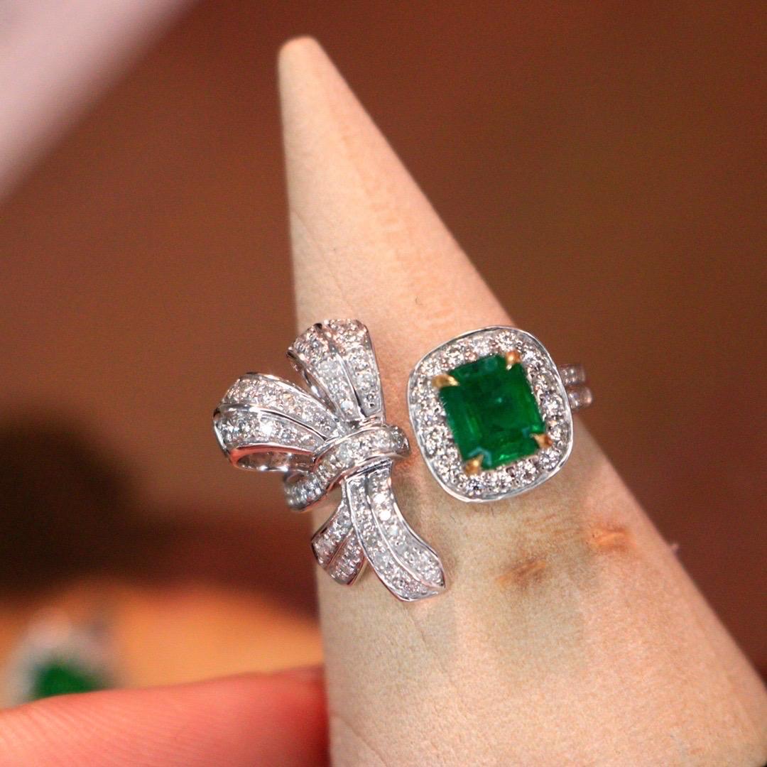 Women's Open Bow Emerald Rings 18k White Gold and VP Diamonds For Sale