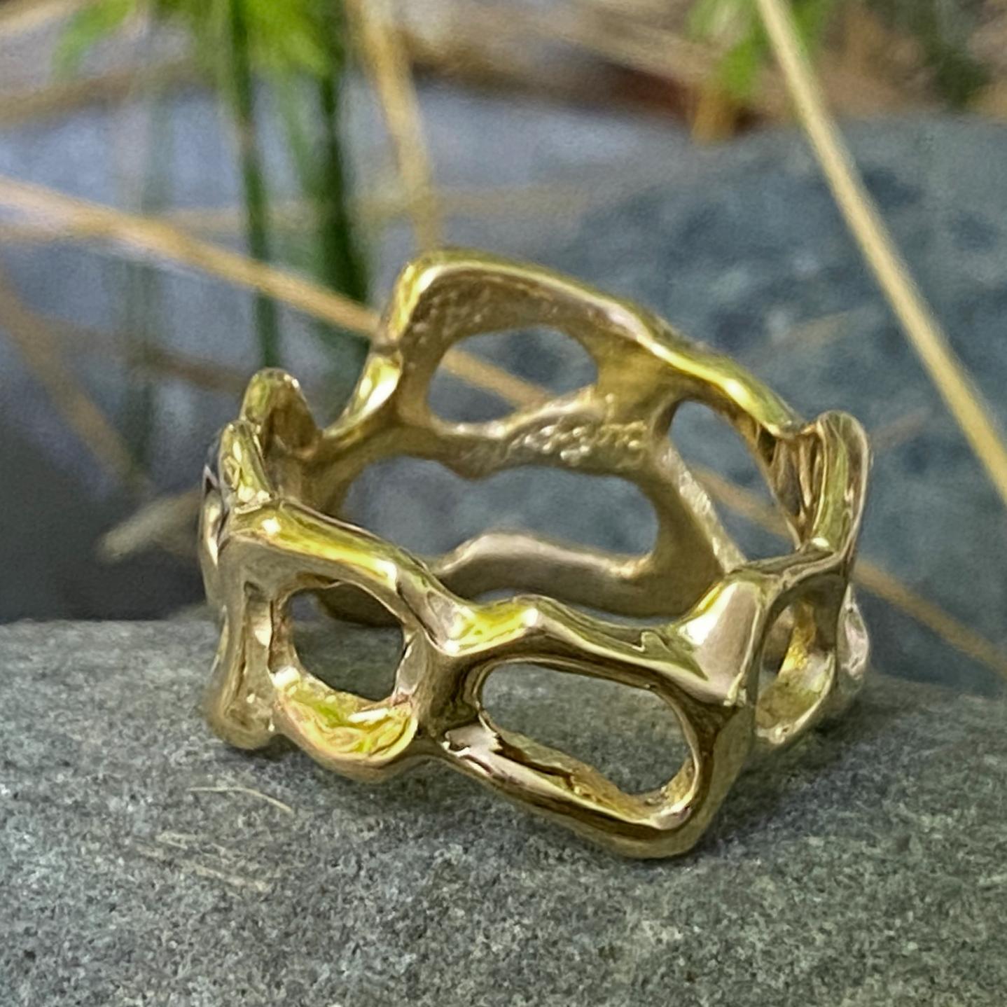Freiformiges Unisex-Ring aus Gelbgold „Open Cell“ (Zeitgenössisch) im Angebot