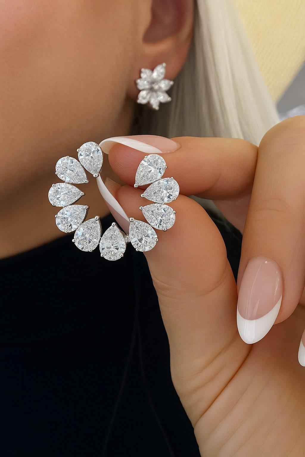 Élégantes et accrocheuses, ces boucles d'oreilles Open Circle sont réalisées en or jaune 18 carats et ornées d'une étonnante série de diamants taille poire. Chaque boucle d'oreille présente un cercle ouvert parfaitement équilibré, rayonnant de