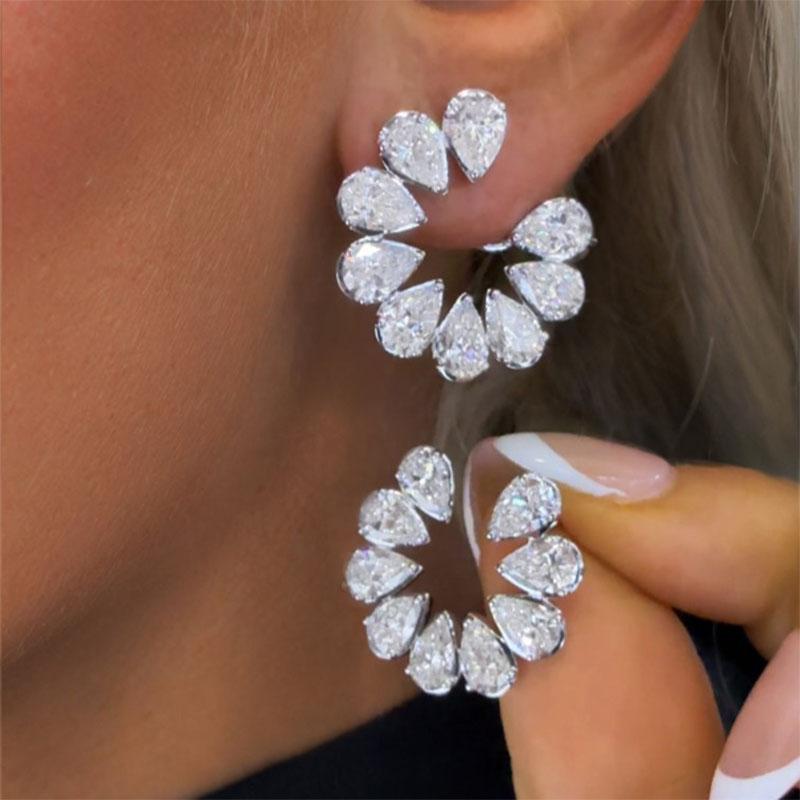 Diese eleganten und auffälligen Open Circle Ohrstecker sind aus reichem 18-karätigem Gelbgold gefertigt und mit einer atemberaubenden Reihe von Diamanten im Birnenschliff geschmückt. Jeder Ohrring zeichnet sich durch ein perfekt ausbalanciertes,