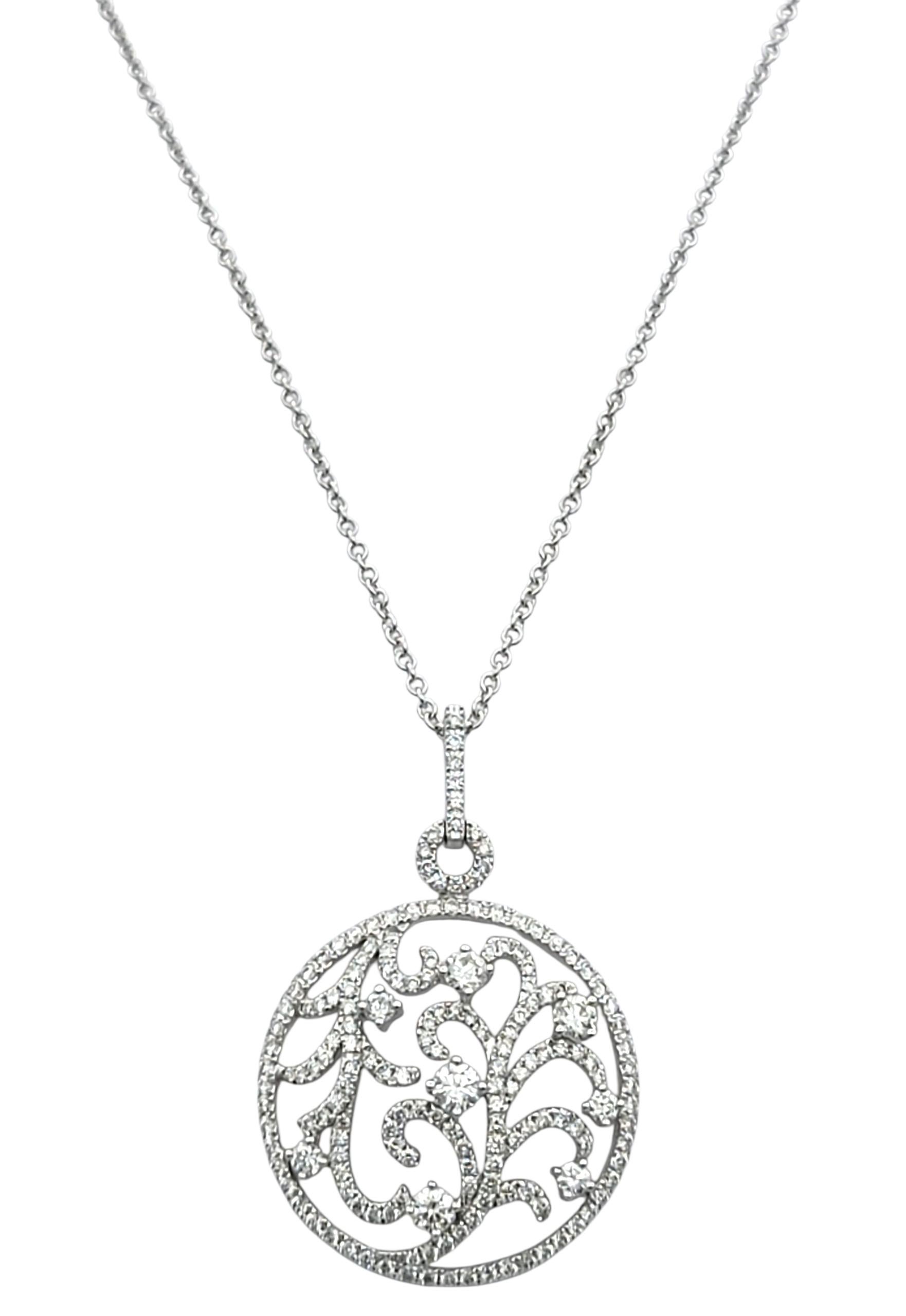 Contemporain Collier à motif botanique en cercle ouvert avec pendentif en diamant rond en or blanc 14 carats en vente