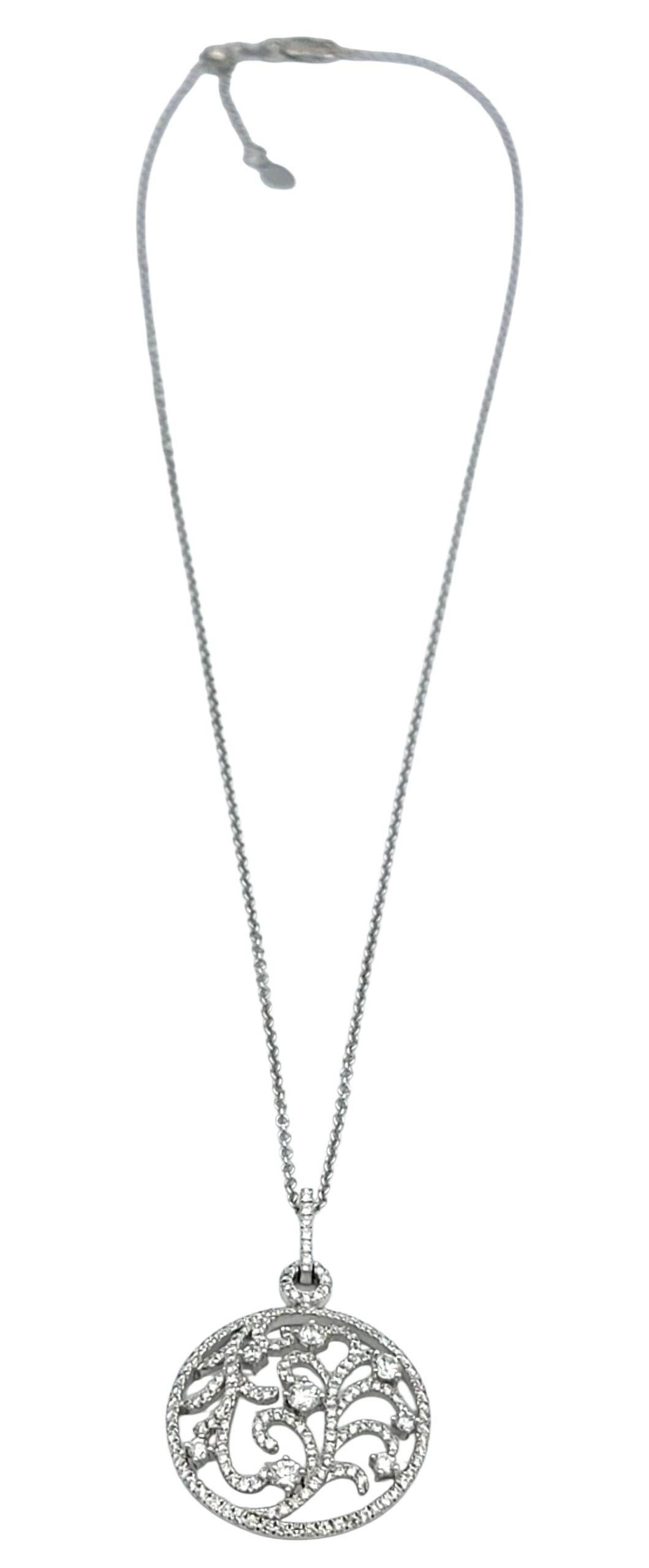Collier à motif botanique en cercle ouvert avec pendentif en diamant rond en or blanc 14 carats Pour femmes en vente