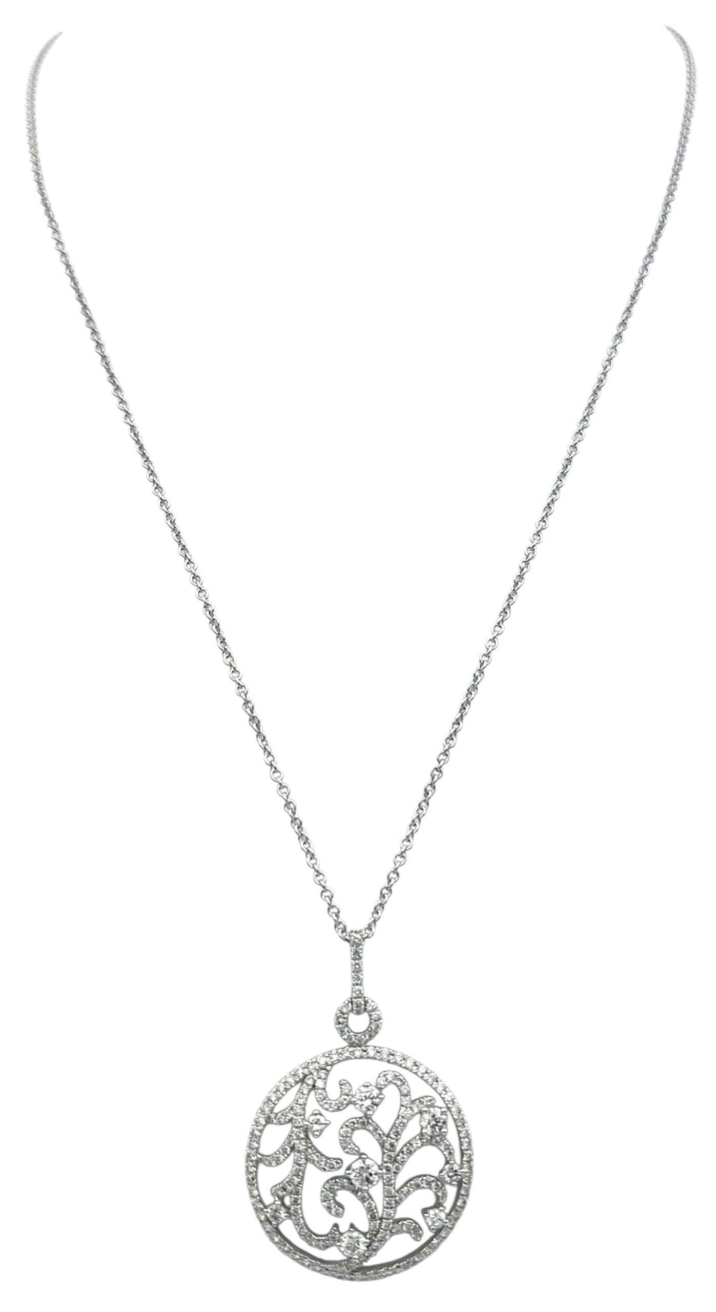 Collier à motif botanique en cercle ouvert avec pendentif en diamant rond en or blanc 14 carats en vente 1