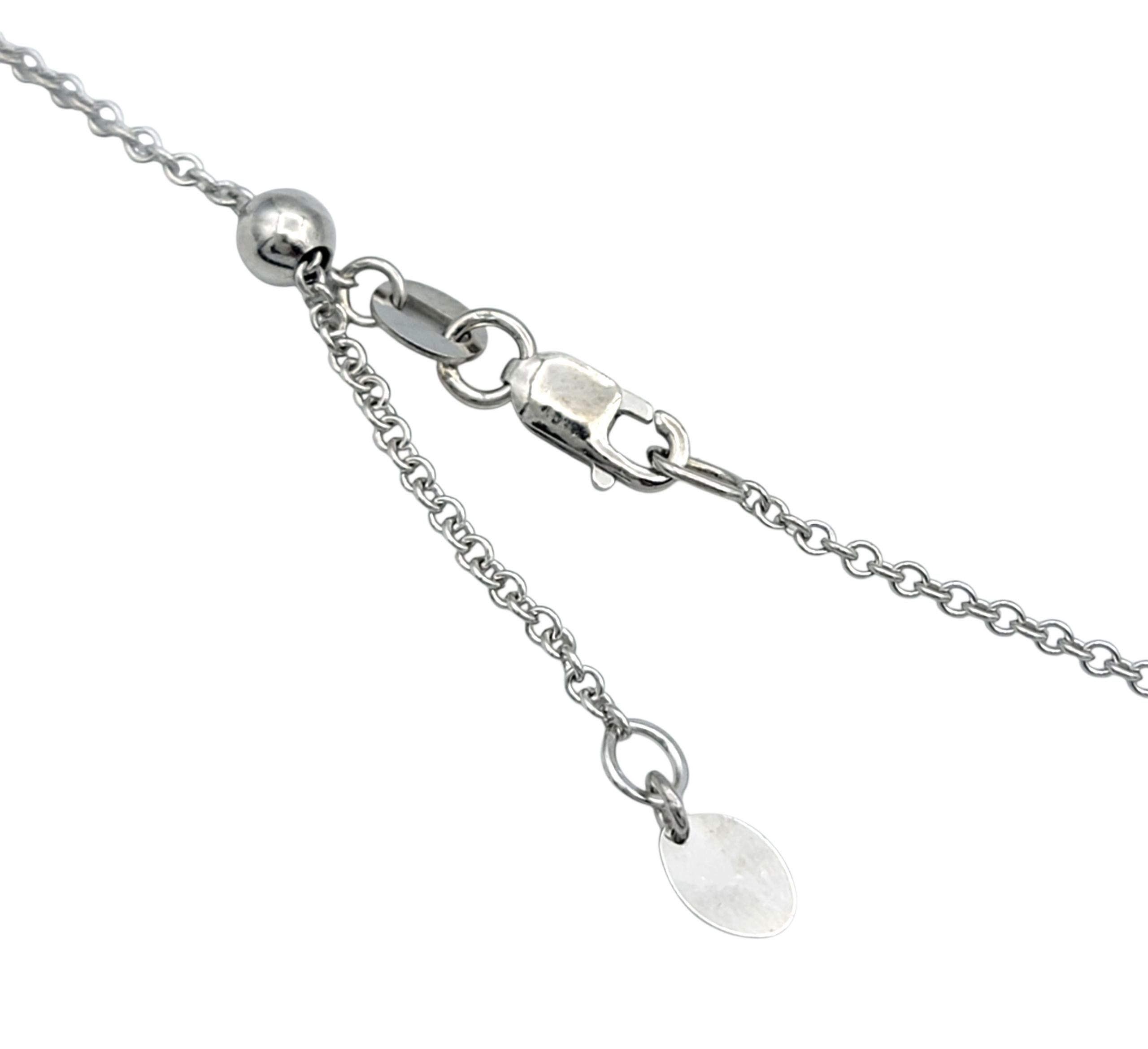 Collier à motif botanique en cercle ouvert avec pendentif en diamant rond en or blanc 14 carats en vente 2