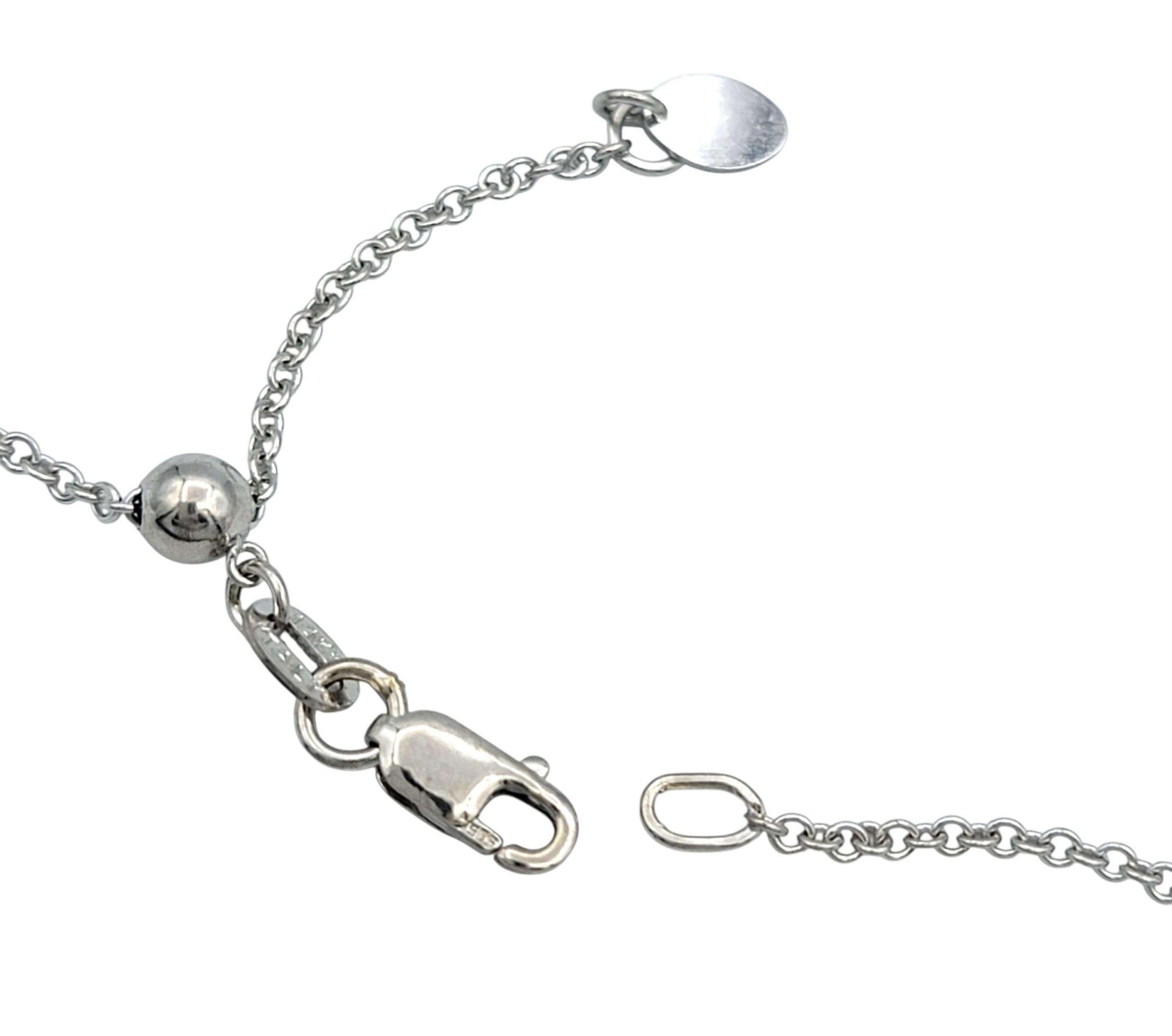 Collier à motif botanique en cercle ouvert avec pendentif en diamant rond en or blanc 14 carats en vente 3