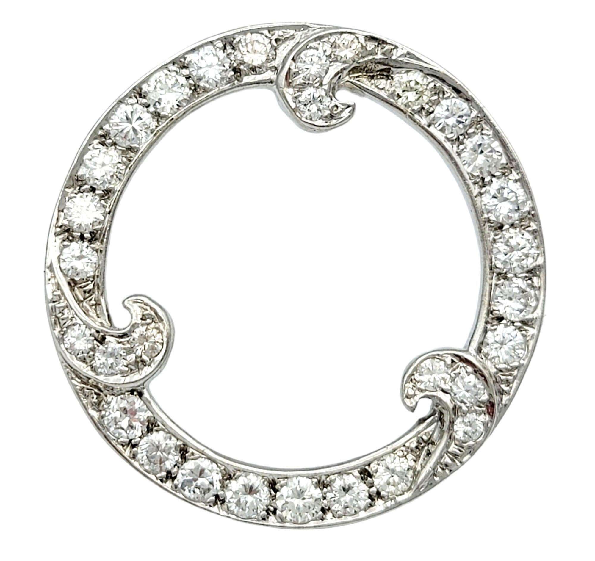 Este magnífico broche de círculo abierto de diamantes redondos, meticulosamente elaborado en oro blanco de 14 quilates, presenta un cautivador diseño en espiral, bellamente adornado con brillantes diamantes que realzan su elegancia y brillo.

El